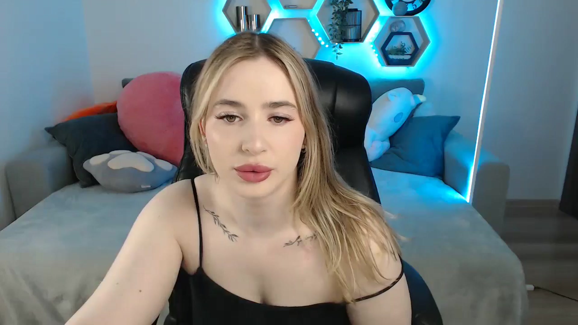 Gallery image thumbnail from SabrinaViolet's myfreecams stream on, 05/28/2025, 08:37 image 11 of 20