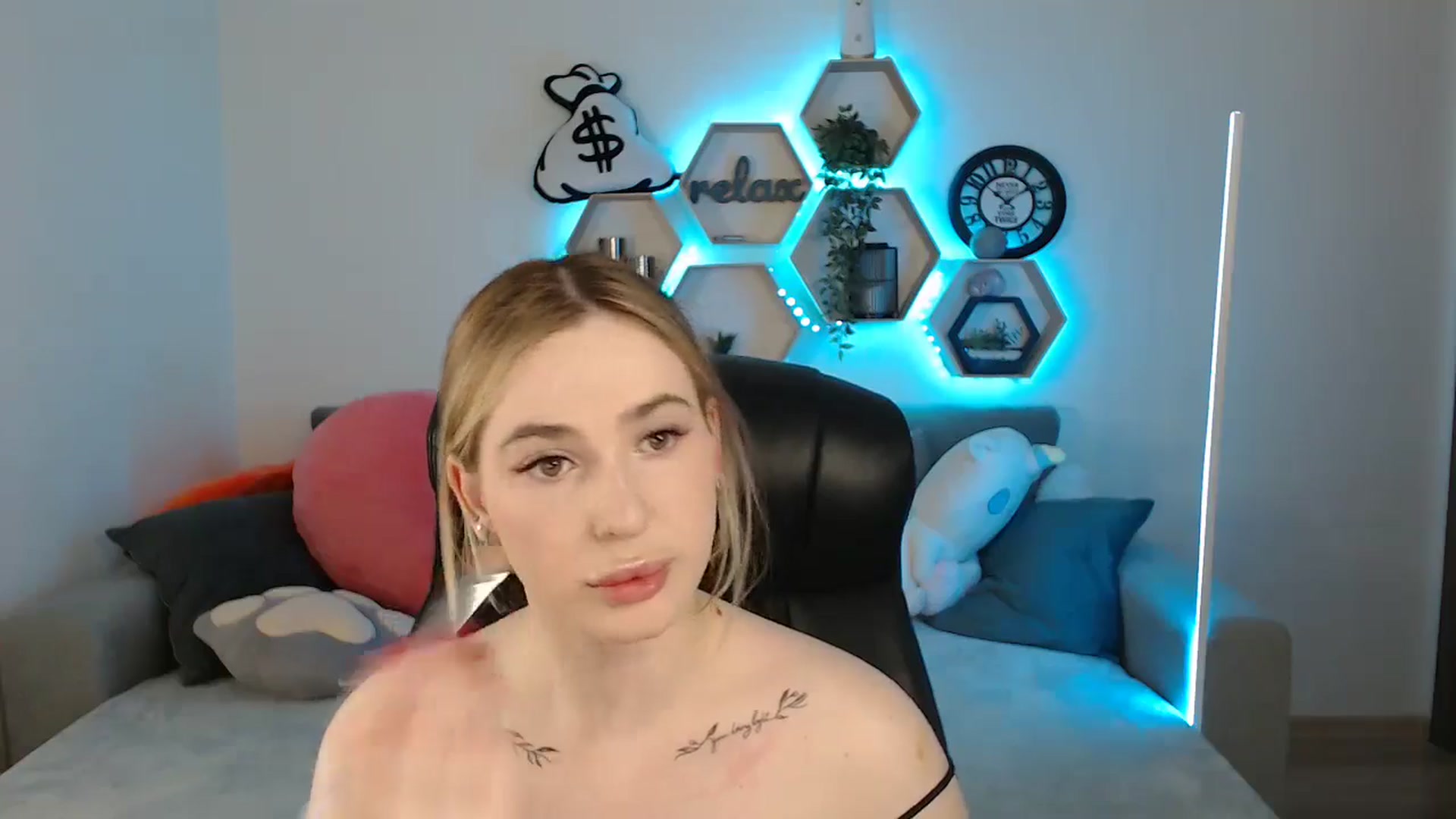 Gallery image thumbnail from SabrinaViolet's myfreecams stream on, 05/28/2025, 08:37 image 3 of 20
