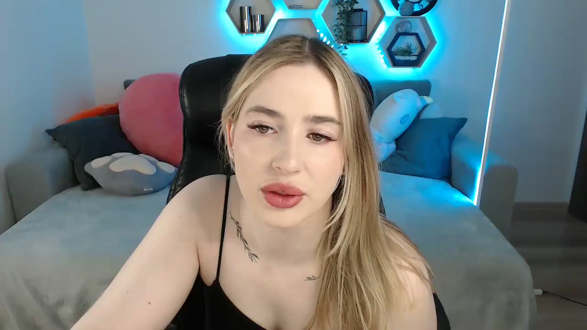 Gallery image thumbnail from SabrinaViolet's myfreecams stream on, 05/28/2025, 08:37 image 10 of 20