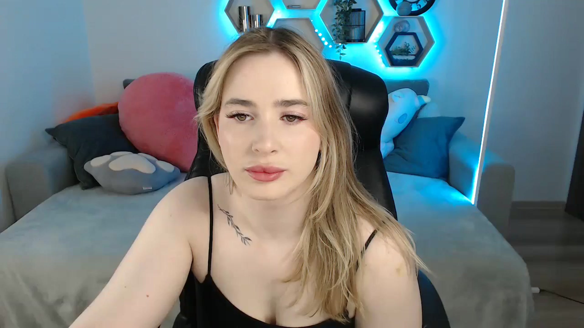 Gallery image thumbnail from SabrinaViolet's myfreecams stream on, 05/28/2025, 08:37 image 18 of 20