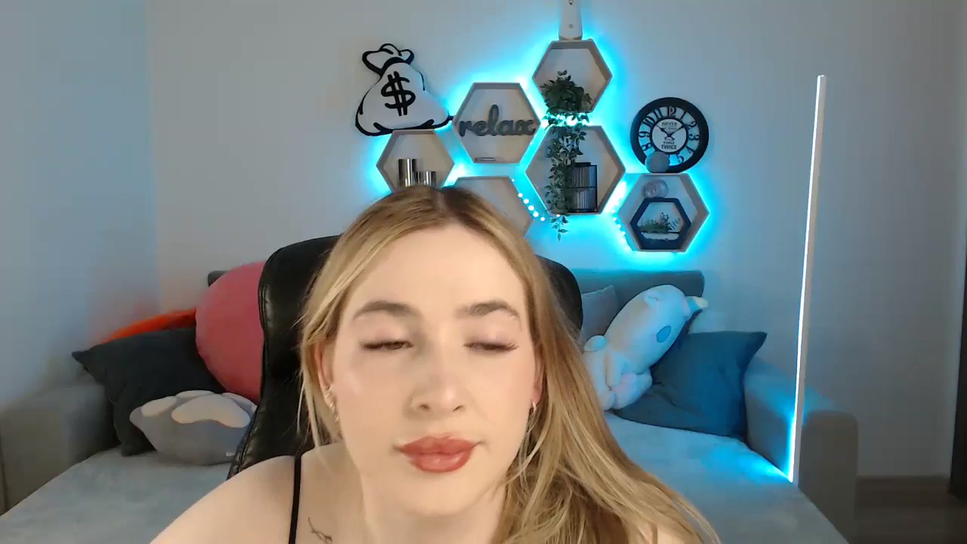 Gallery image thumbnail from SabrinaViolet's myfreecams stream on, 05/28/2025, 08:37 image 5 of 20