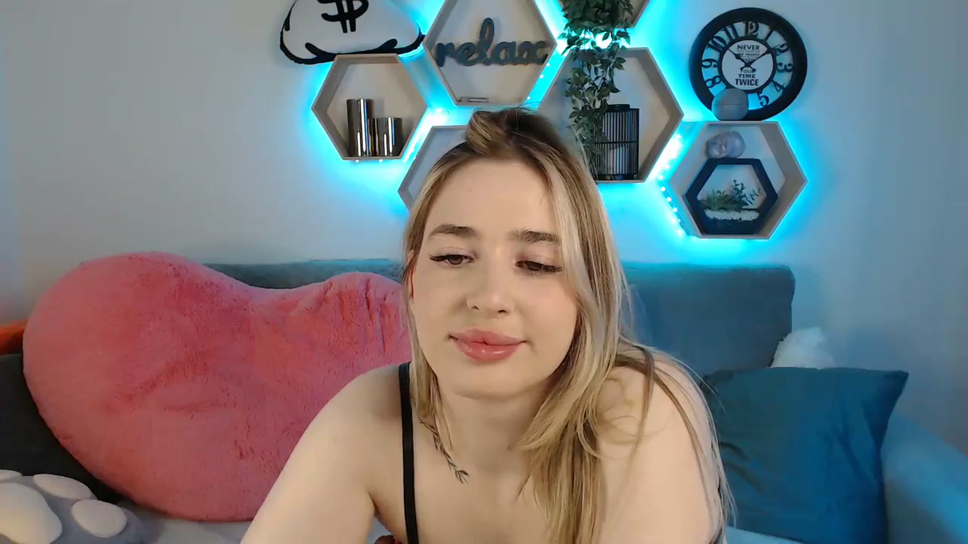 Gallery image thumbnail from SabrinaViolet's myfreecams stream on, 05/28/2025, 09:50 image 19 of 20