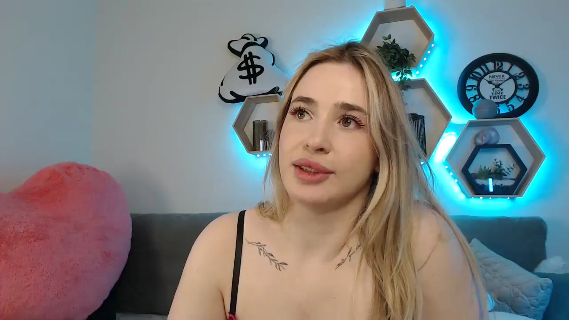 Gallery image thumbnail from SabrinaViolet's myfreecams stream on, 05/28/2025, 13:02 image 9 of 20