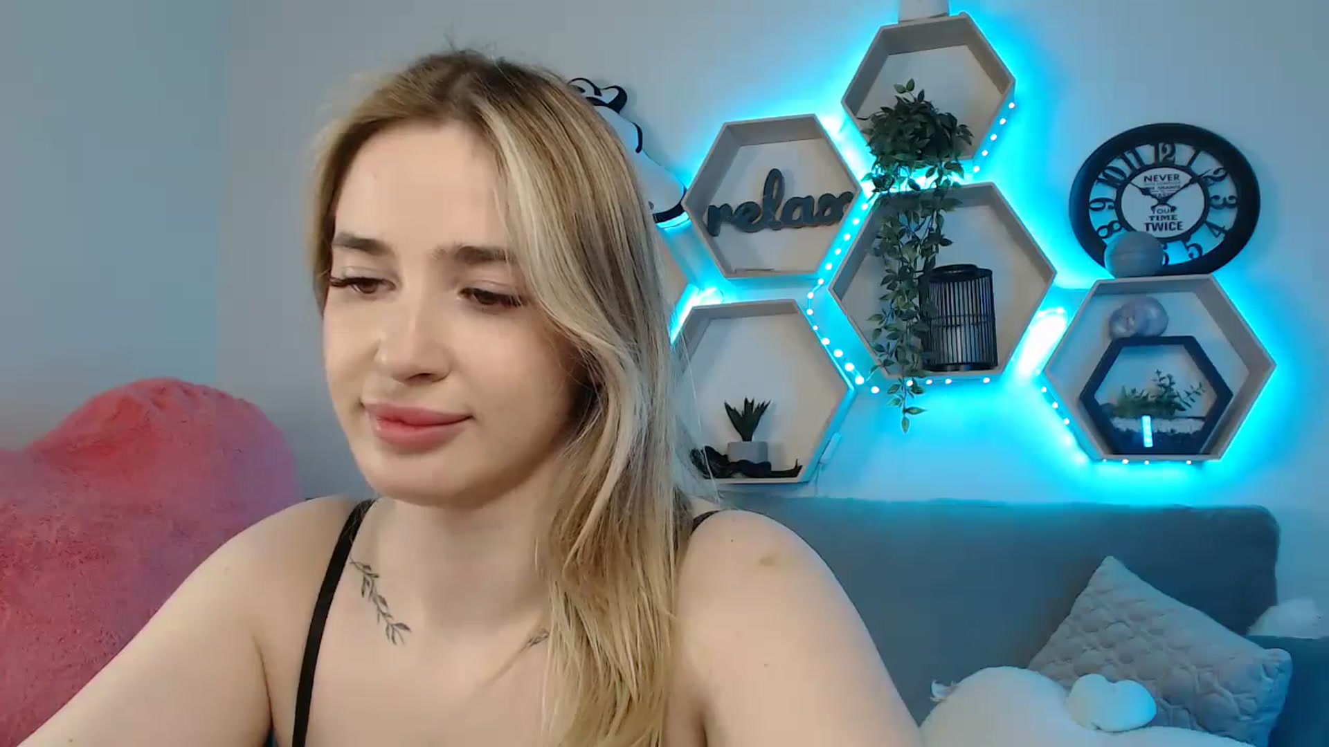 Gallery image thumbnail from SabrinaViolet's myfreecams stream on, 05/28/2025, 13:02 image 14 of 20