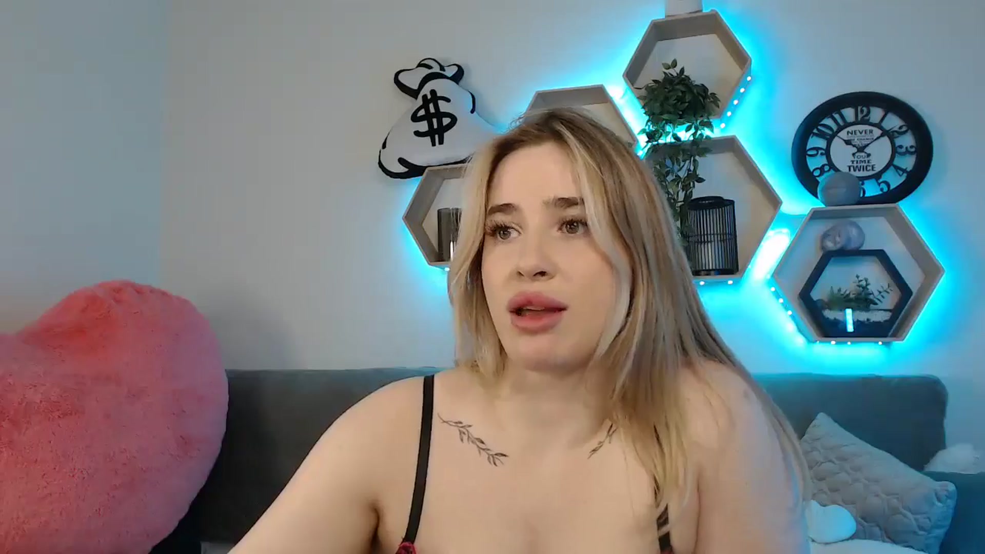 Gallery image thumbnail from SabrinaViolet's myfreecams stream on, 05/28/2025, 13:02 image 10 of 20