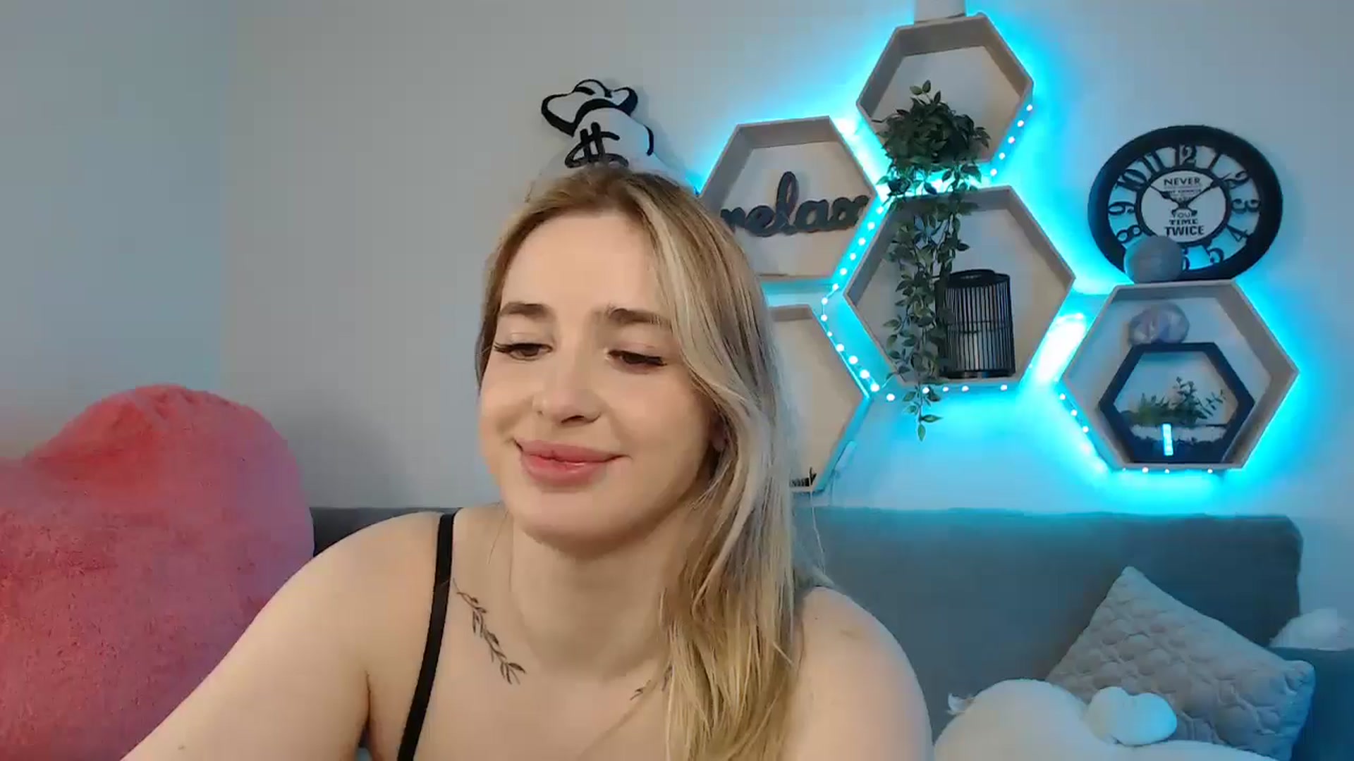 Gallery image thumbnail from SabrinaViolet's myfreecams stream on, 05/28/2025, 13:02 image 13 of 20