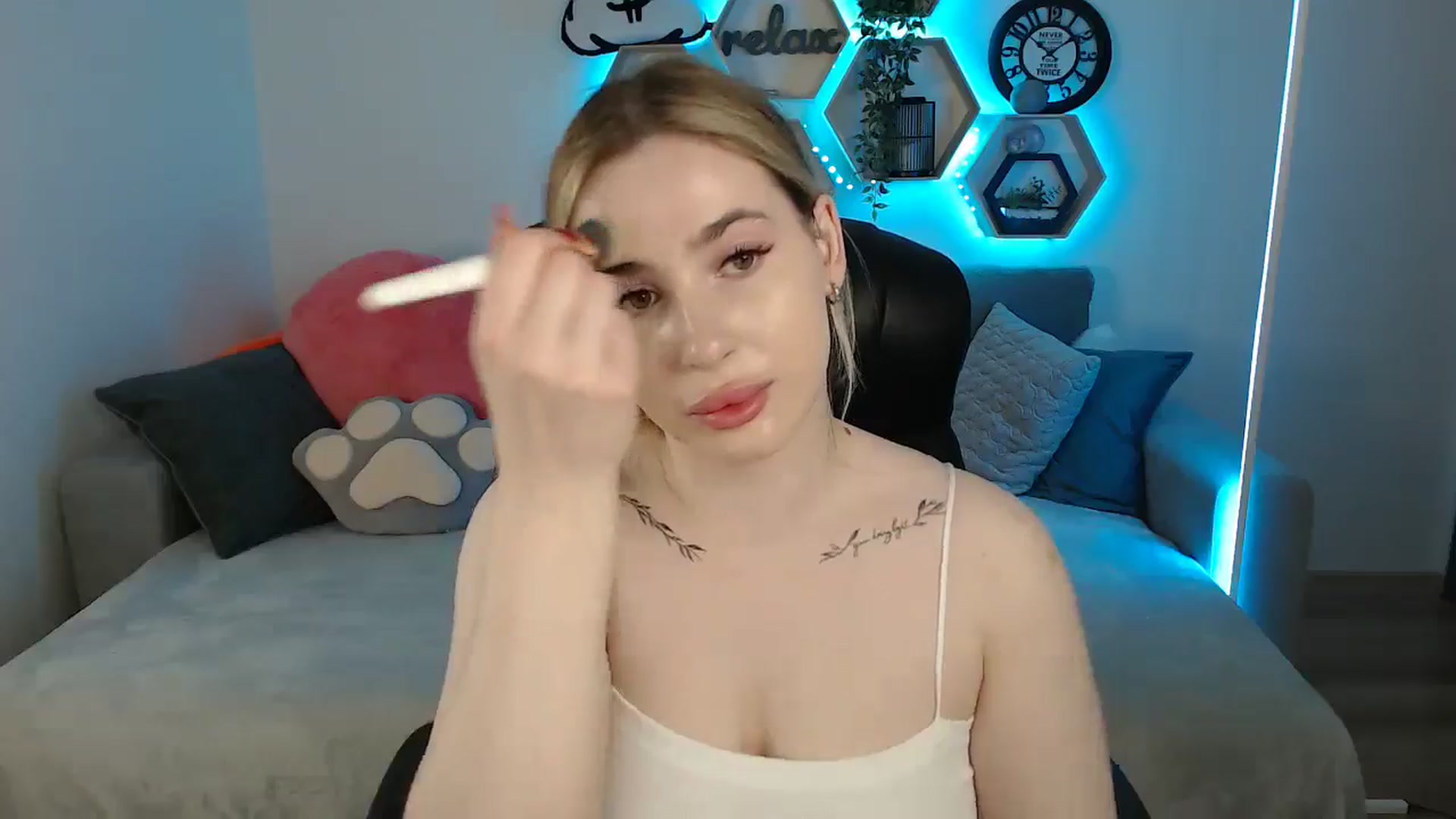 Gallery image thumbnail from SabrinaViolet's myfreecams stream on, 05/30/2025, 08:25 image 3 of 20