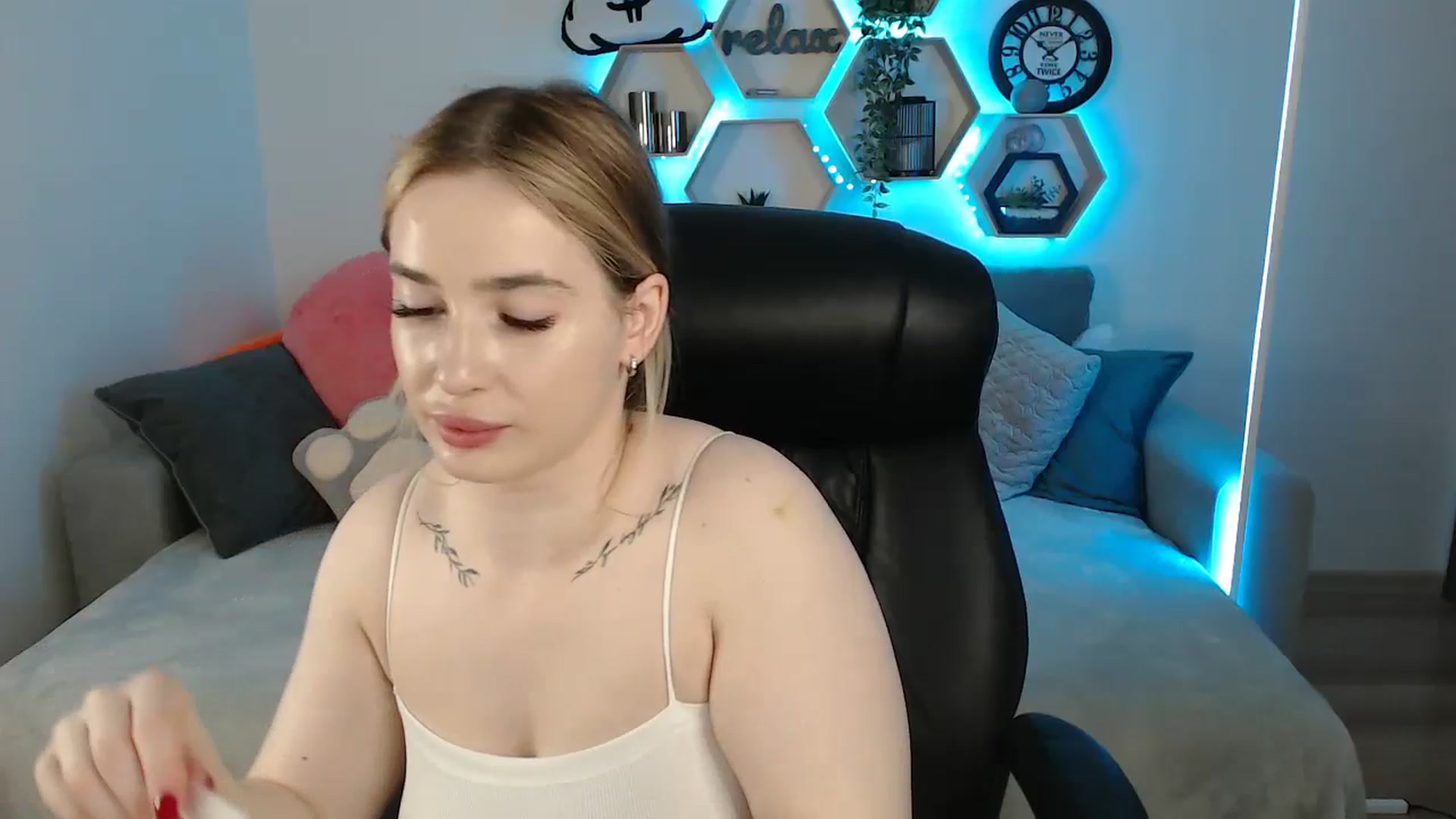 Gallery image thumbnail from SabrinaViolet's myfreecams stream on, 05/30/2025, 08:25 image 8 of 20