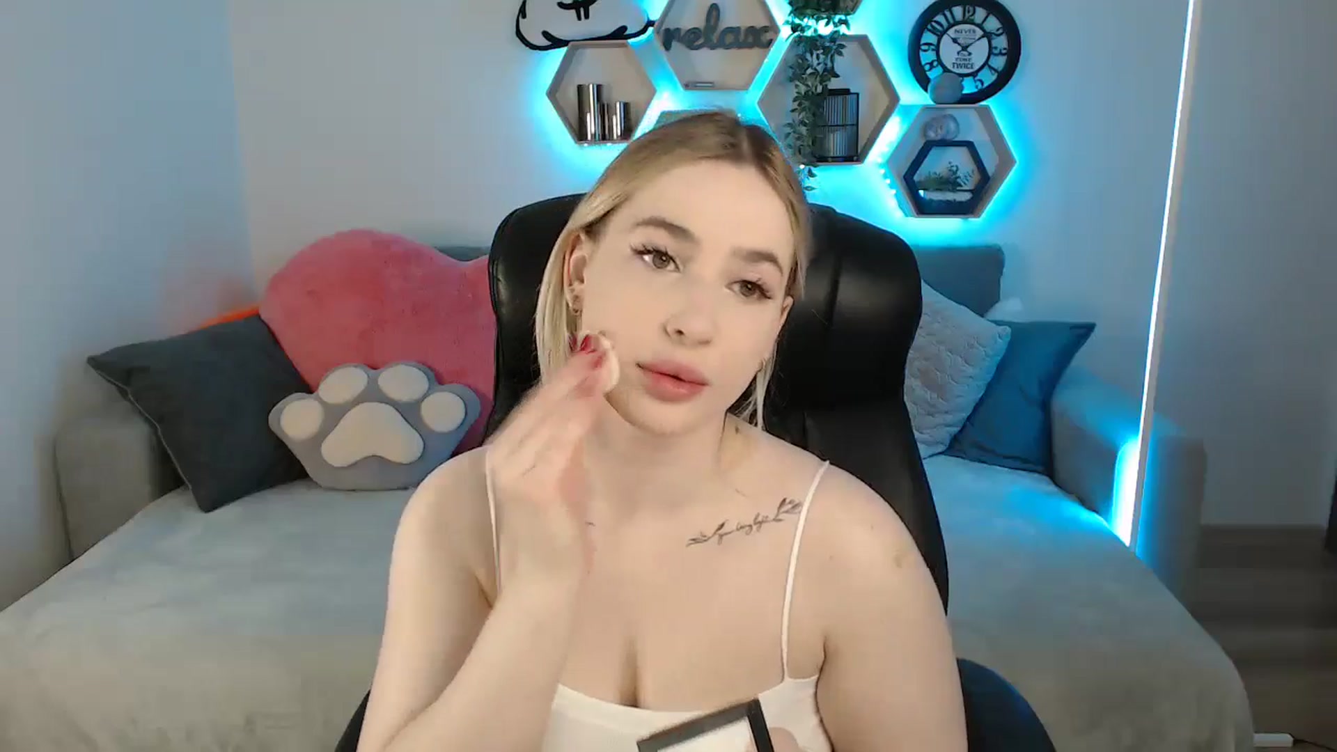 Gallery image thumbnail from SabrinaViolet's myfreecams stream on, 05/30/2025, 08:25 image 11 of 20
