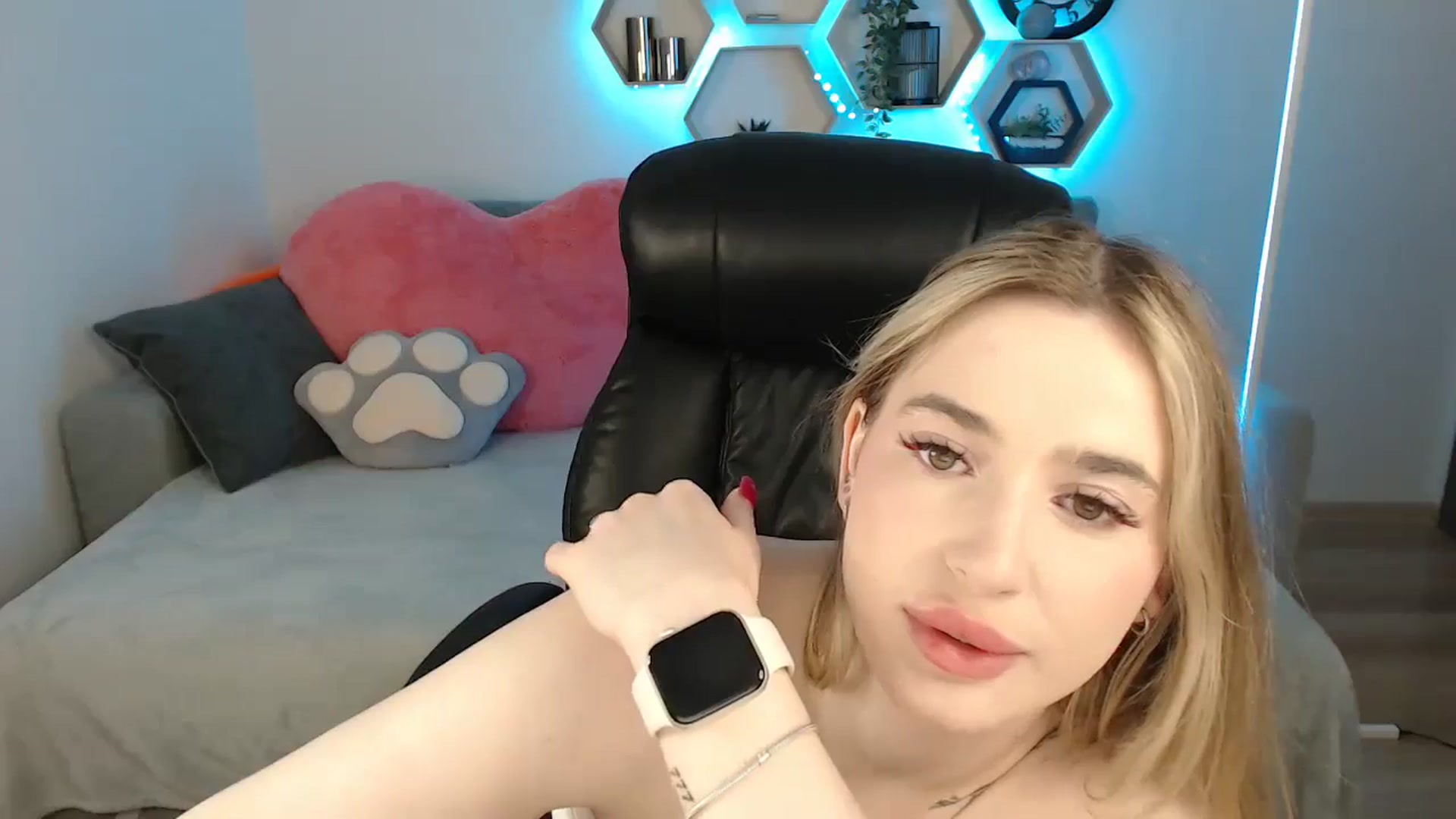 Gallery image thumbnail from SabrinaViolet's myfreecams stream on, 05/30/2025, 09:06 image 10 of 20