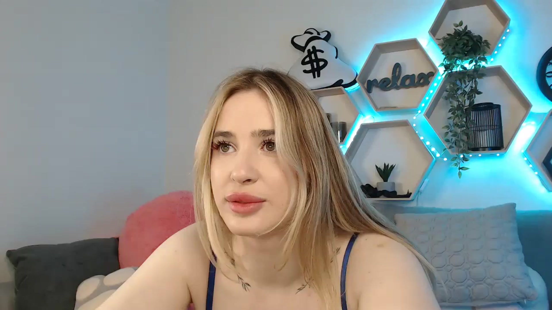 Gallery image thumbnail from SabrinaViolet's myfreecams stream on, 05/30/2025, 10:19 image 3 of 20