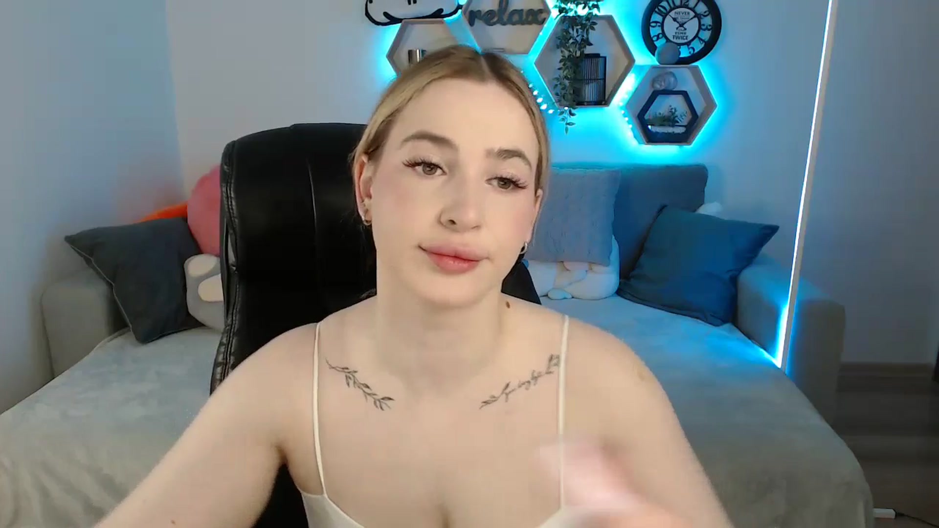 Gallery image thumbnail from SabrinaViolet's myfreecams stream on, 05/31/2025, 08:48 image 4 of 20