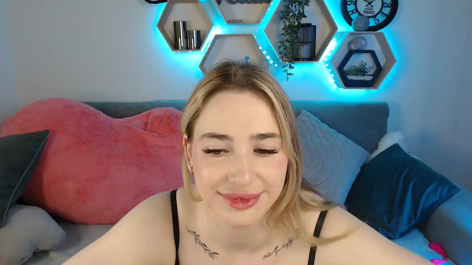 Gallery image thumbnail from SabrinaViolet's myfreecams stream on, 05/31/2025, 10:48 image 12 of 20