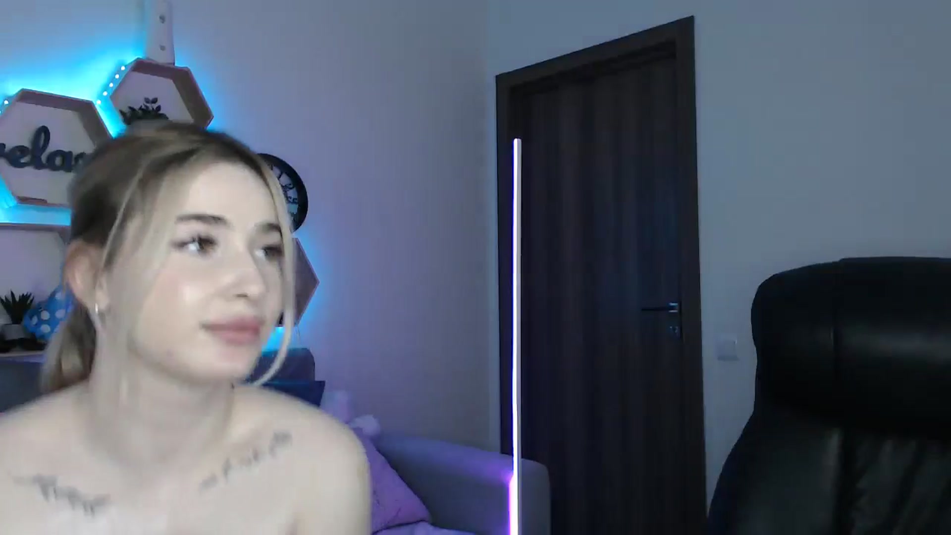 Gallery image thumbnail from SabrinaViolet's myfreecams stream on, 06/01/2025, 12:54 image 19 of 20
