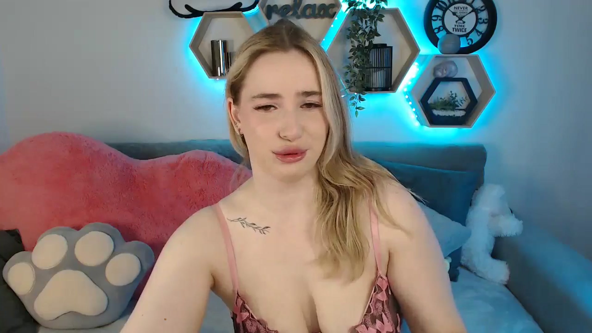 Gallery image thumbnail from SabrinaViolet's myfreecams stream on, 06/03/2025, 08:56 image 12 of 20