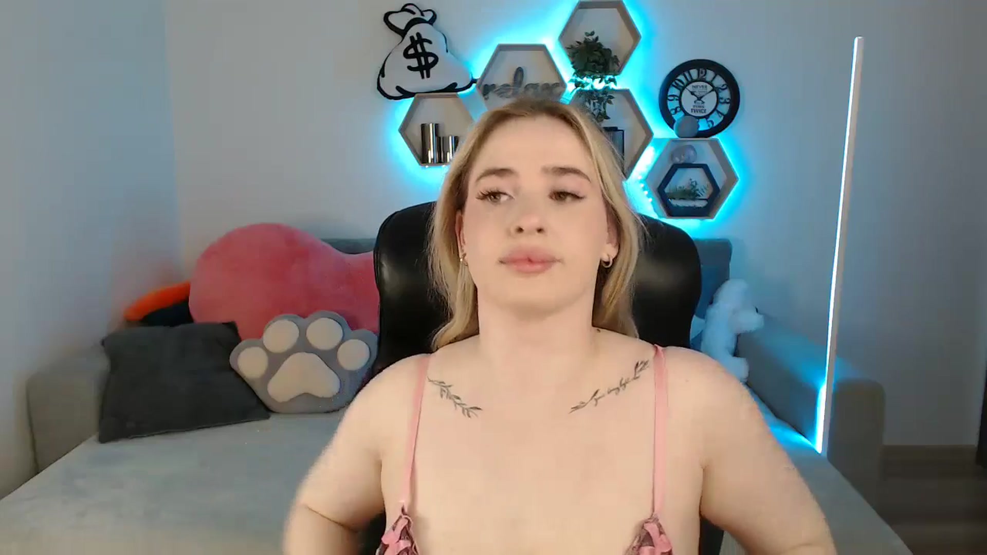 Gallery image thumbnail from SabrinaViolet's myfreecams stream on, 06/03/2025, 08:56 image 6 of 20