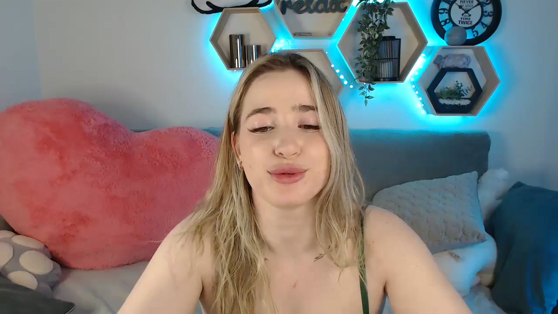 Gallery image thumbnail from SabrinaViolet's myfreecams stream on, 06/09/2025, 12:43 image 18 of 20