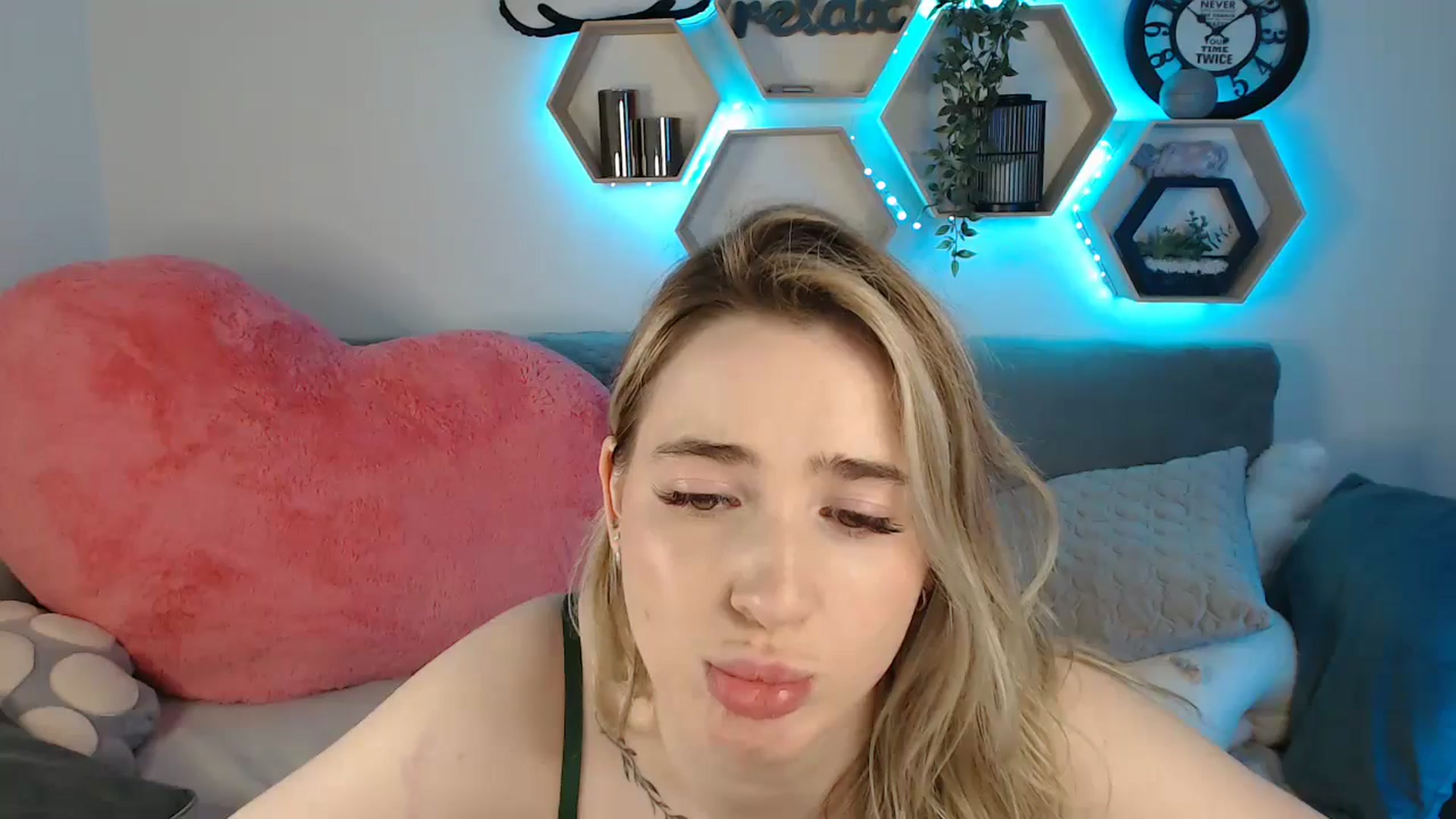 Gallery image thumbnail from SabrinaViolet's myfreecams stream on, 06/09/2025, 12:43 image 15 of 20