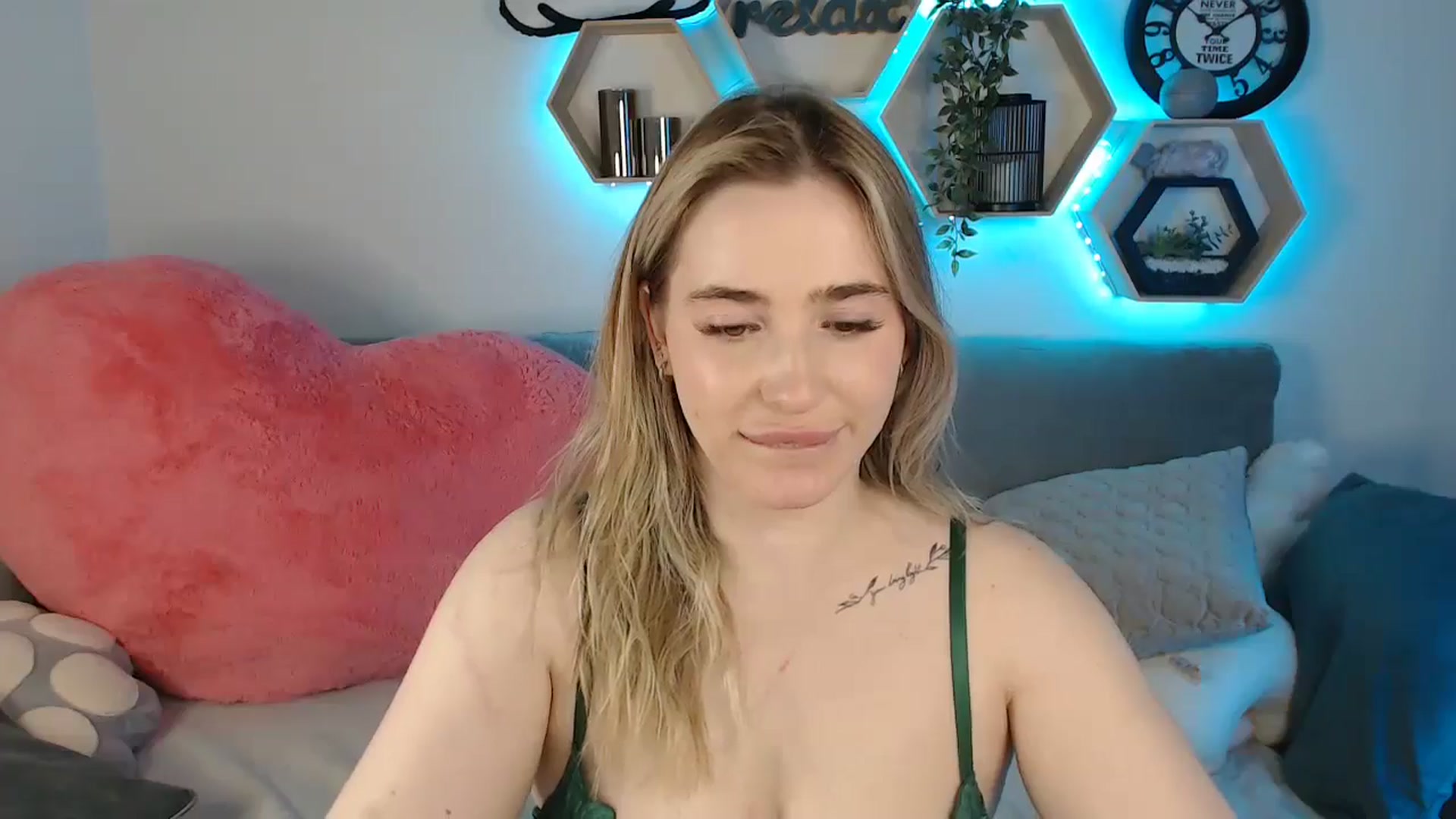Gallery image thumbnail from SabrinaViolet's myfreecams stream on, 06/09/2025, 12:43 image 20 of 20