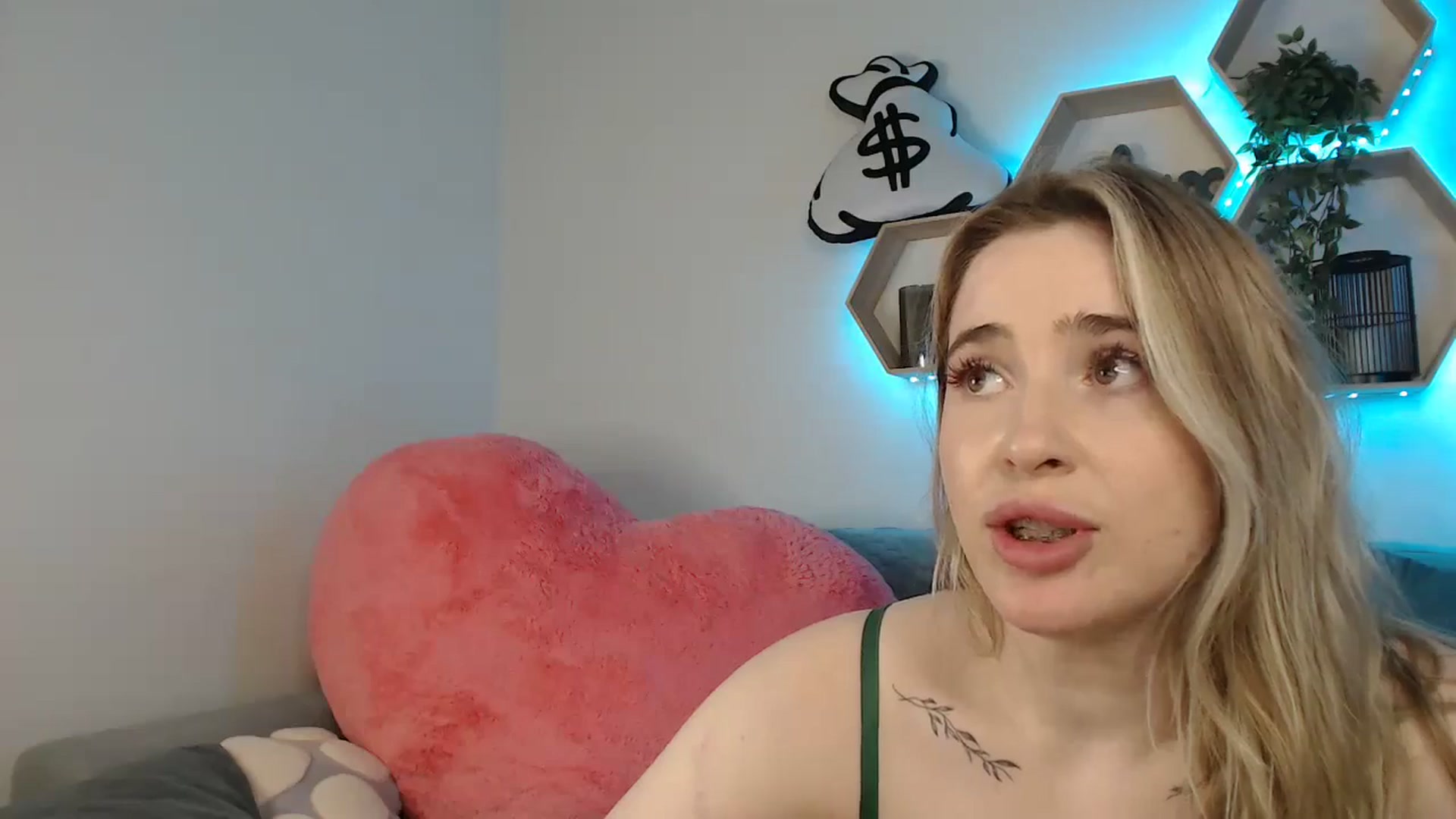 Gallery image thumbnail from SabrinaViolet's myfreecams stream on, 06/09/2025, 13:59 image 8 of 20