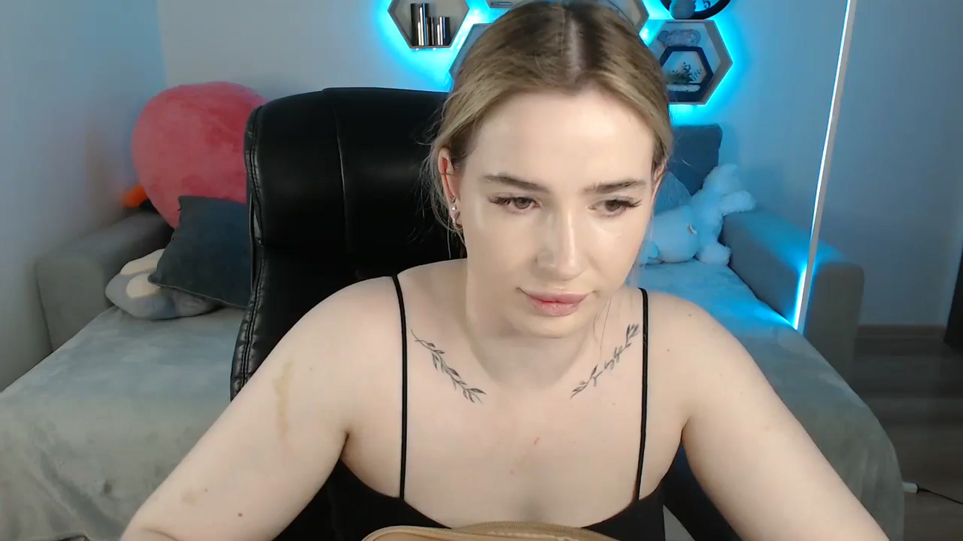 Gallery image thumbnail from SabrinaViolet's myfreecams stream on, 06/11/2025, 08:49 image 6 of 20