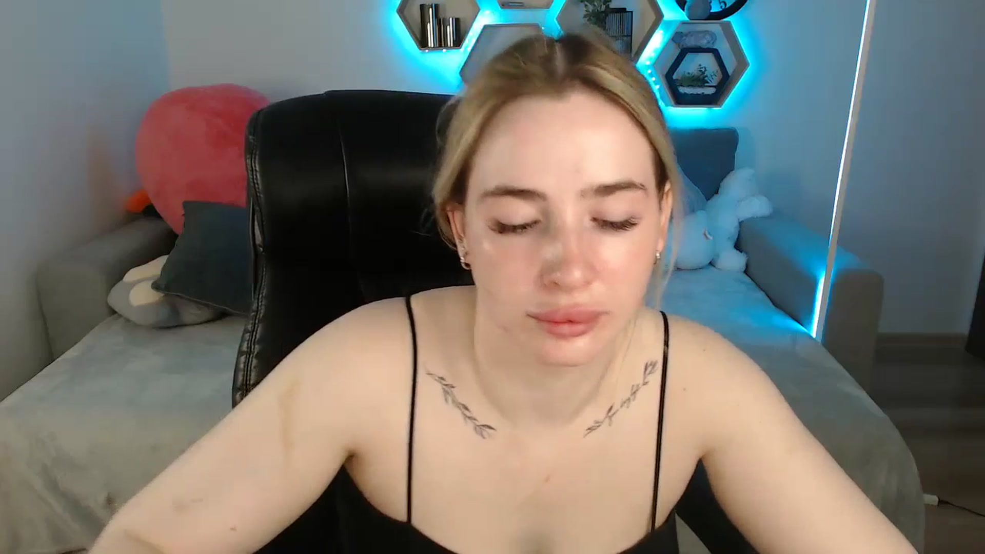 Gallery image thumbnail from SabrinaViolet's myfreecams stream on, 06/11/2025, 08:49 image 4 of 20