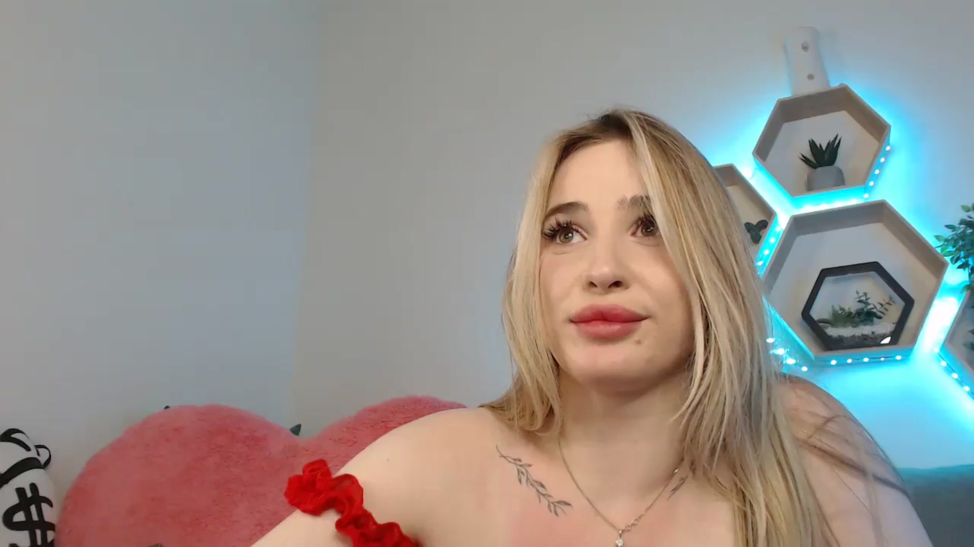 Gallery image thumbnail from SabrinaViolet's myfreecams stream on, 06/20/2025, 13:46 image 17 of 20