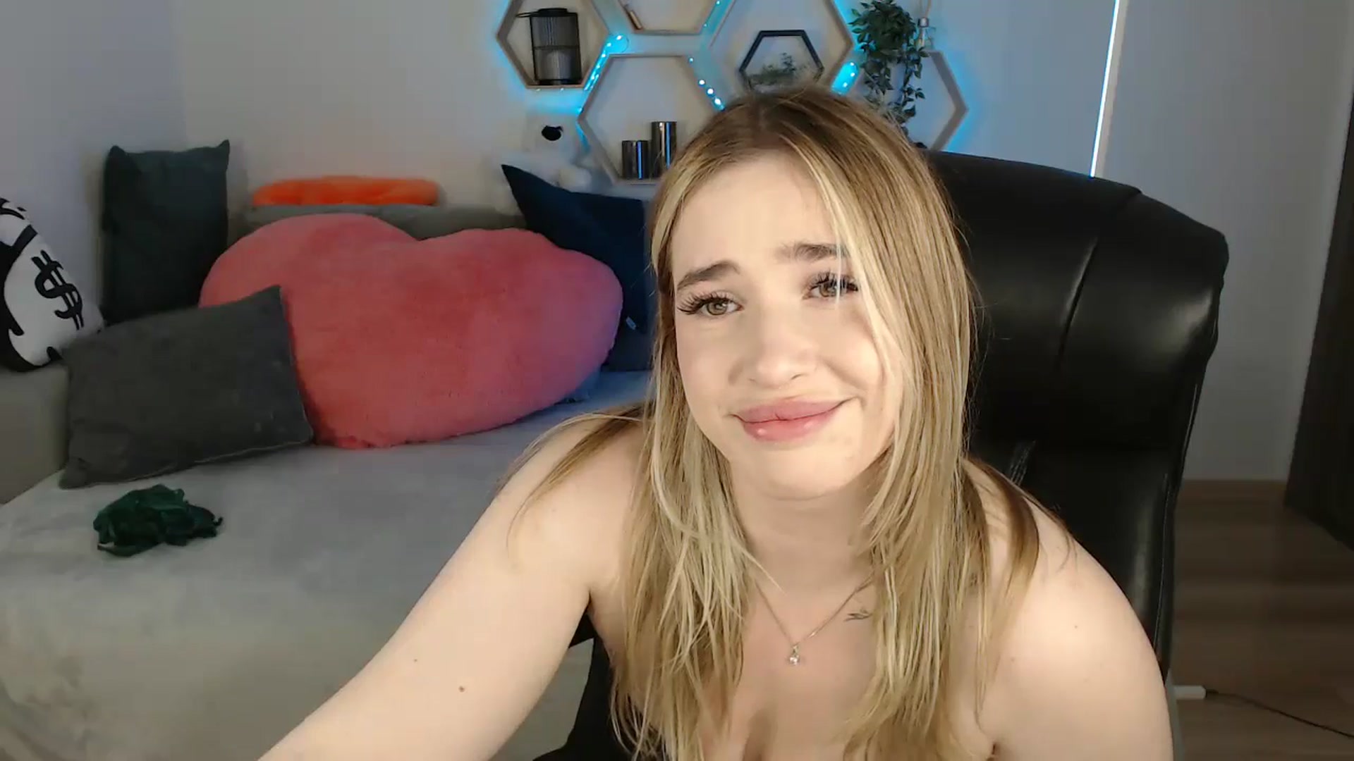 Gallery image thumbnail from SabrinaViolet's myfreecams stream on, 06/23/2025, 09:25 image 12 of 20