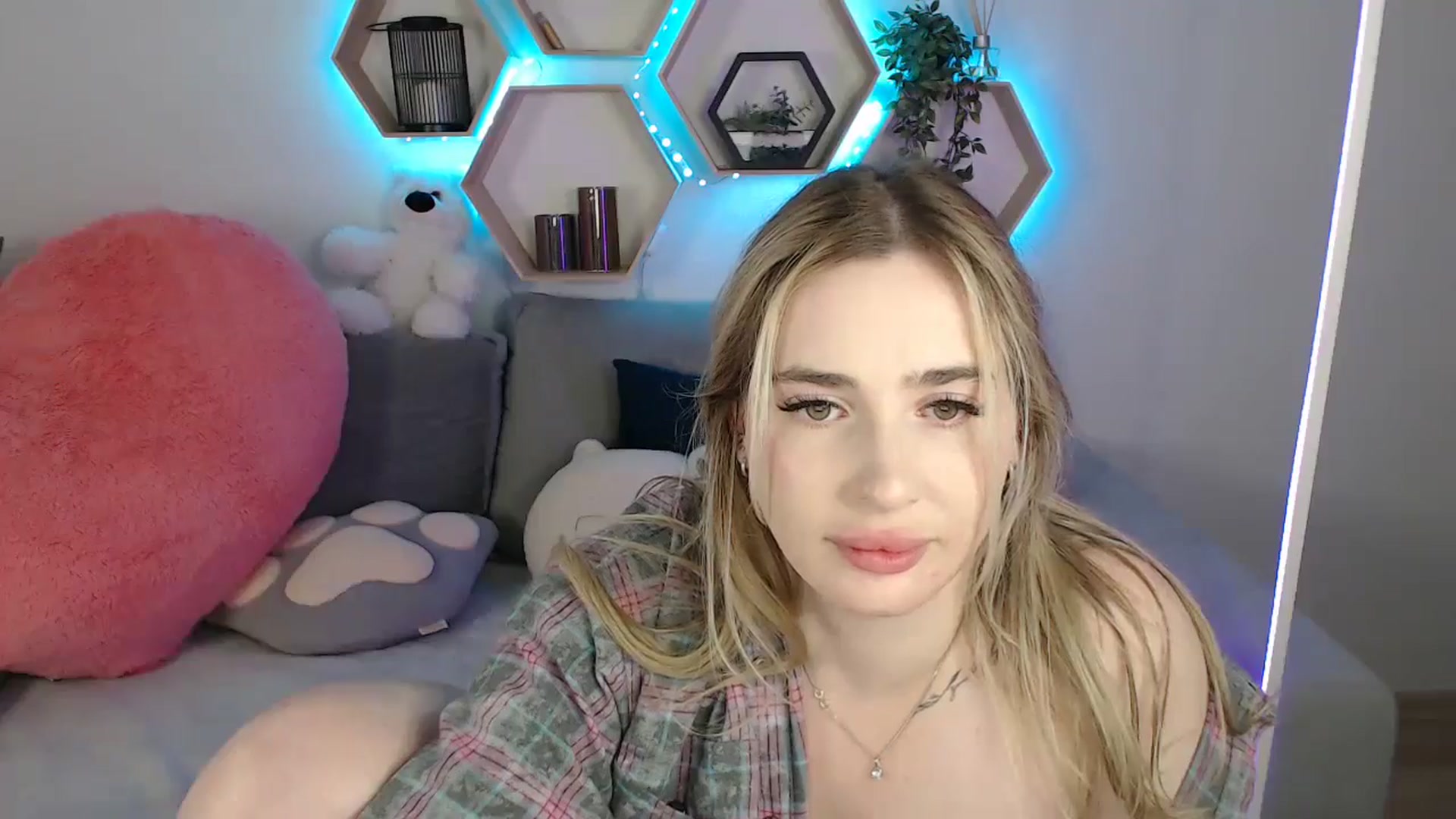Gallery image thumbnail from SabrinaViolet's myfreecams stream on, 06/24/2025, 12:39 image 9 of 20
