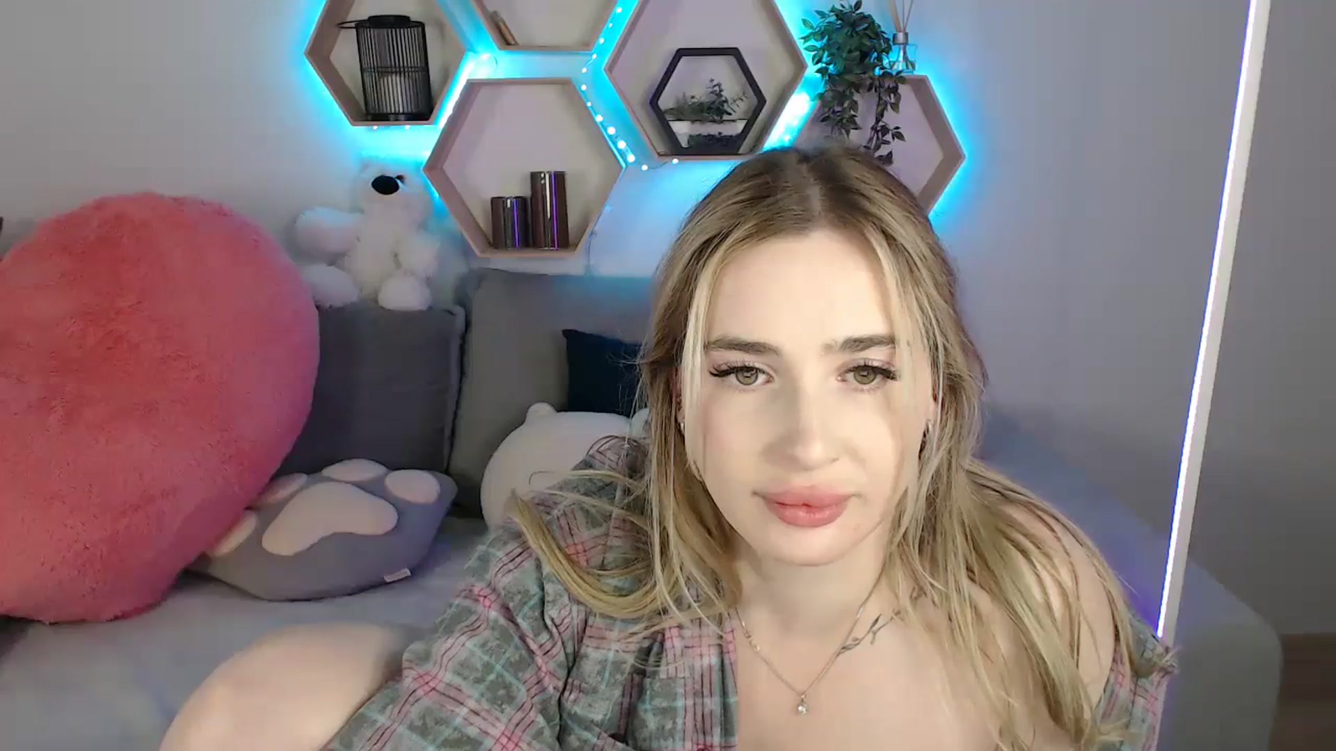 Gallery image thumbnail from SabrinaViolet's myfreecams stream on, 06/24/2025, 12:39 image 8 of 20