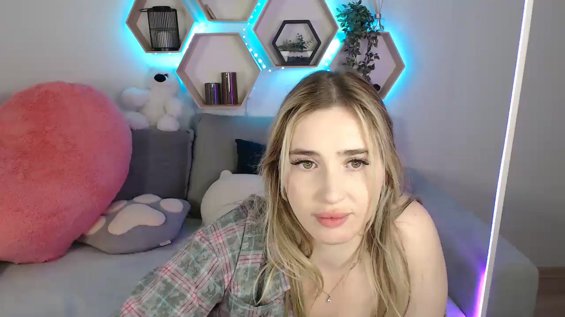 Gallery image thumbnail from SabrinaViolet's myfreecams stream on, 06/24/2025, 12:39 image 20 of 20