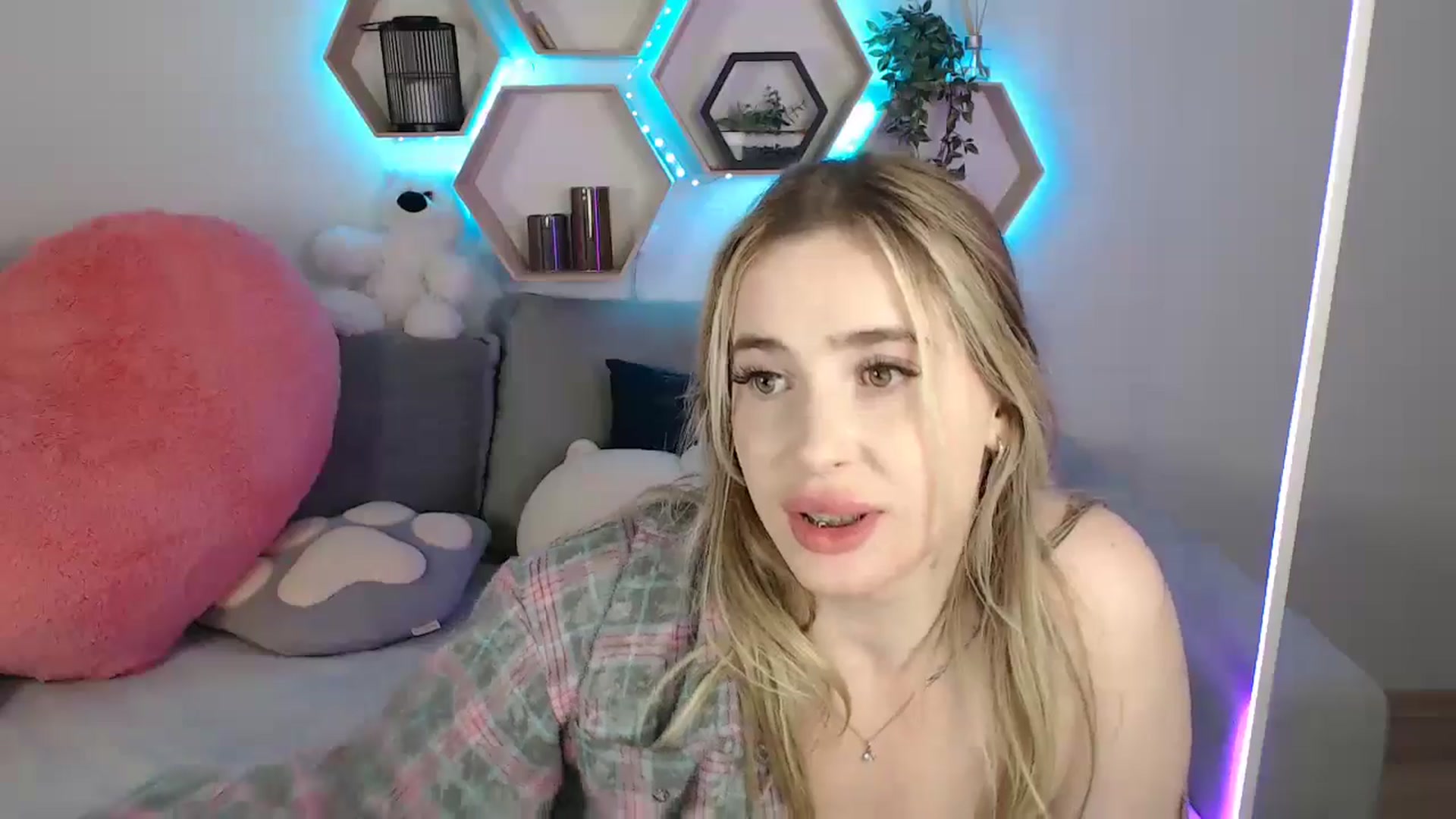 Gallery image thumbnail from SabrinaViolet's myfreecams stream on, 06/24/2025, 12:39 image 18 of 20
