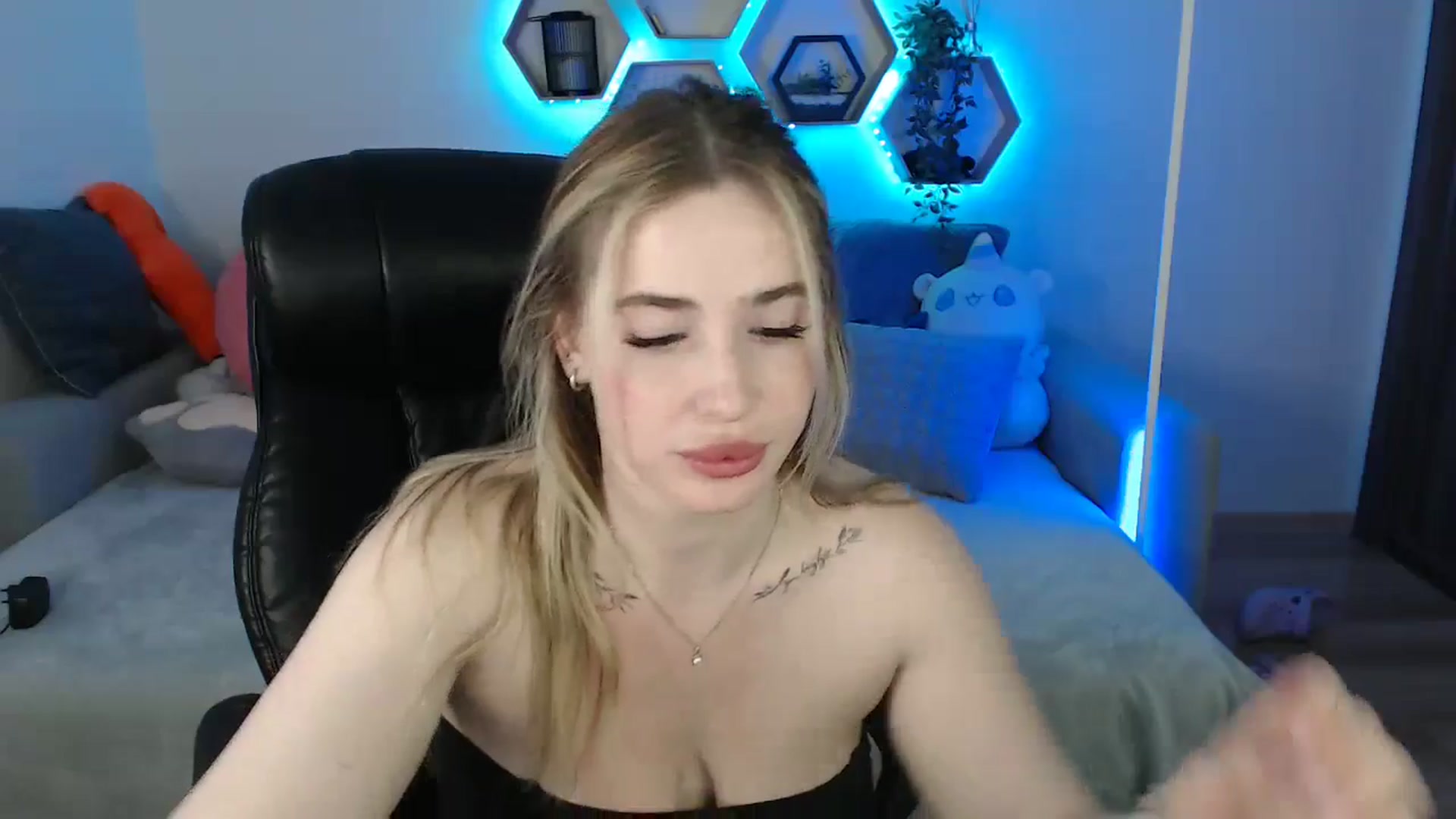 Gallery image thumbnail from SabrinaViolet's myfreecams stream on, 06/25/2025, 10:34 image 3 of 20