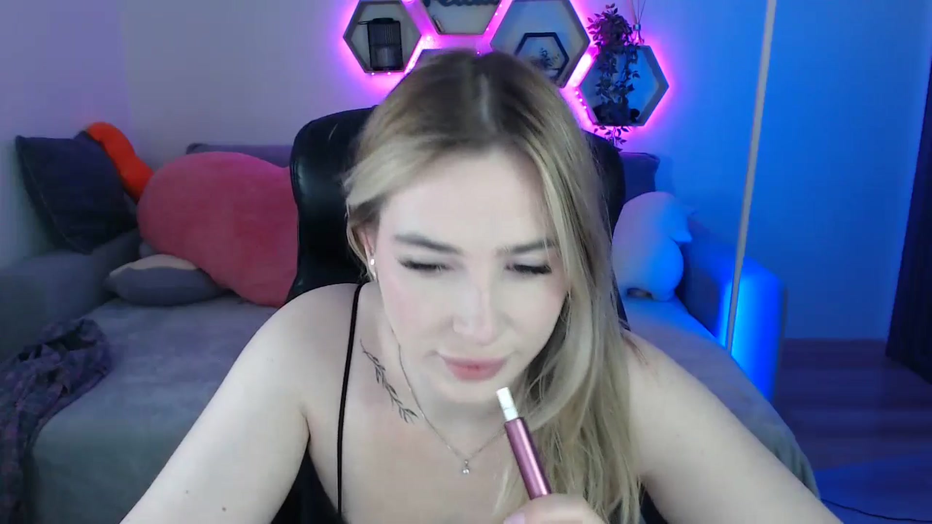Gallery image thumbnail from SabrinaViolet's myfreecams stream on, 06/27/2025, 08:58 image 2 of 20