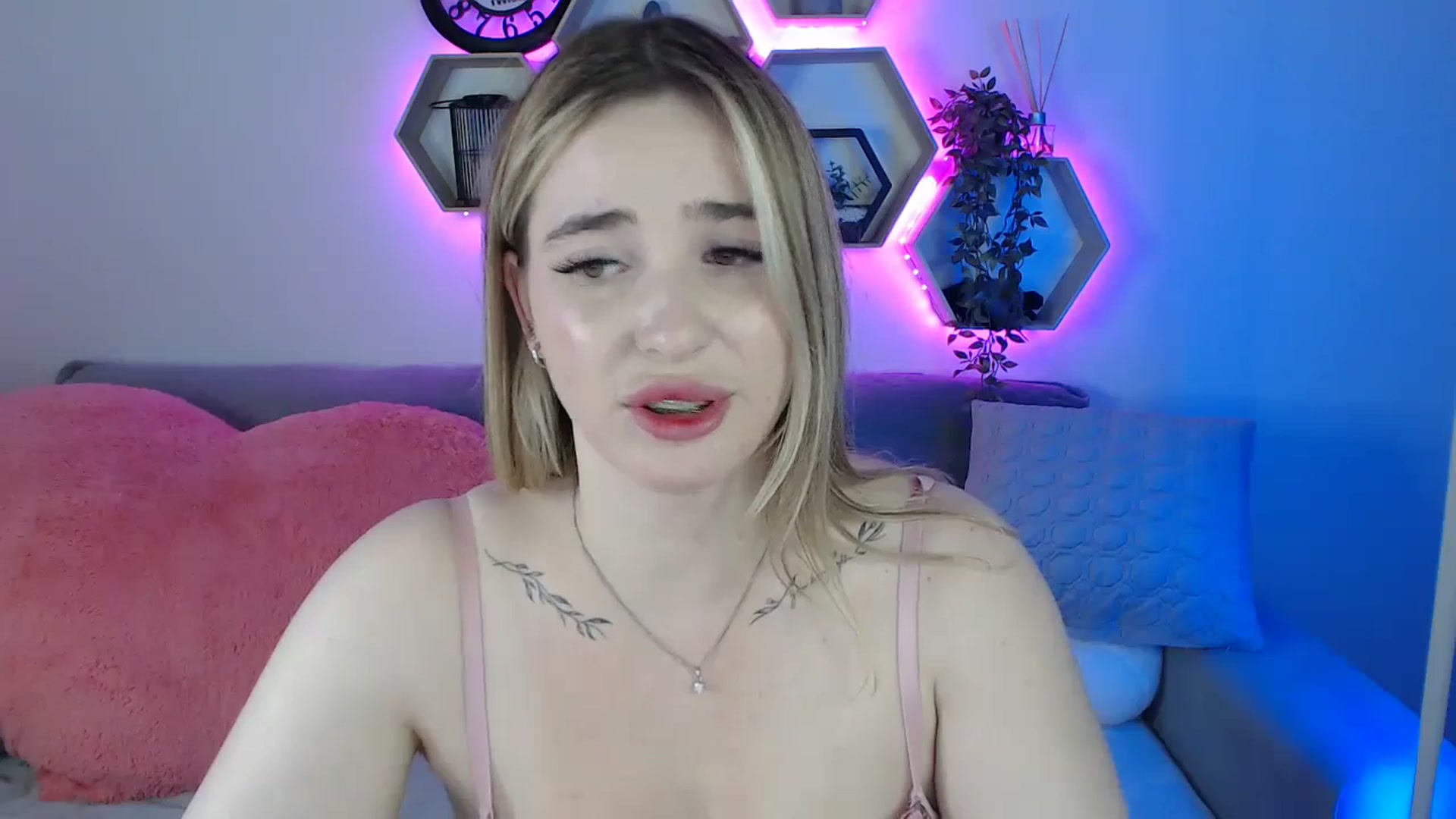 Gallery image thumbnail from SabrinaViolet's myfreecams stream on, 06/27/2025, 13:21 image 19 of 20