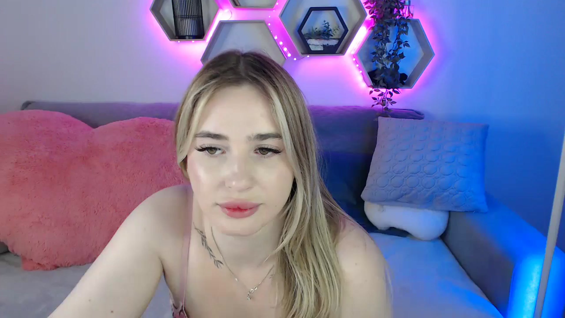 Gallery image thumbnail from SabrinaViolet's myfreecams stream on, 06/27/2025, 13:21 image 10 of 20