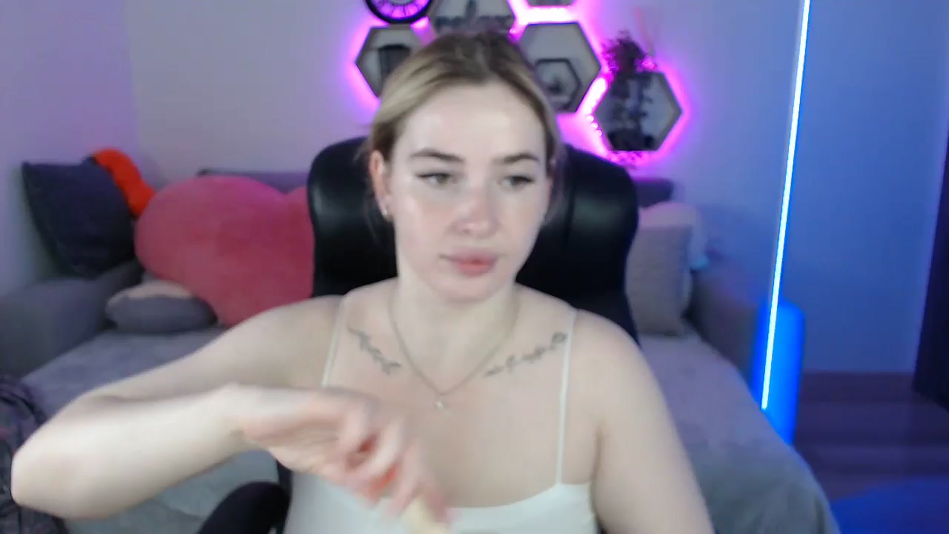 Gallery image thumbnail from SabrinaViolet's myfreecams stream on, 06/28/2025, 09:21 image 1 of 20