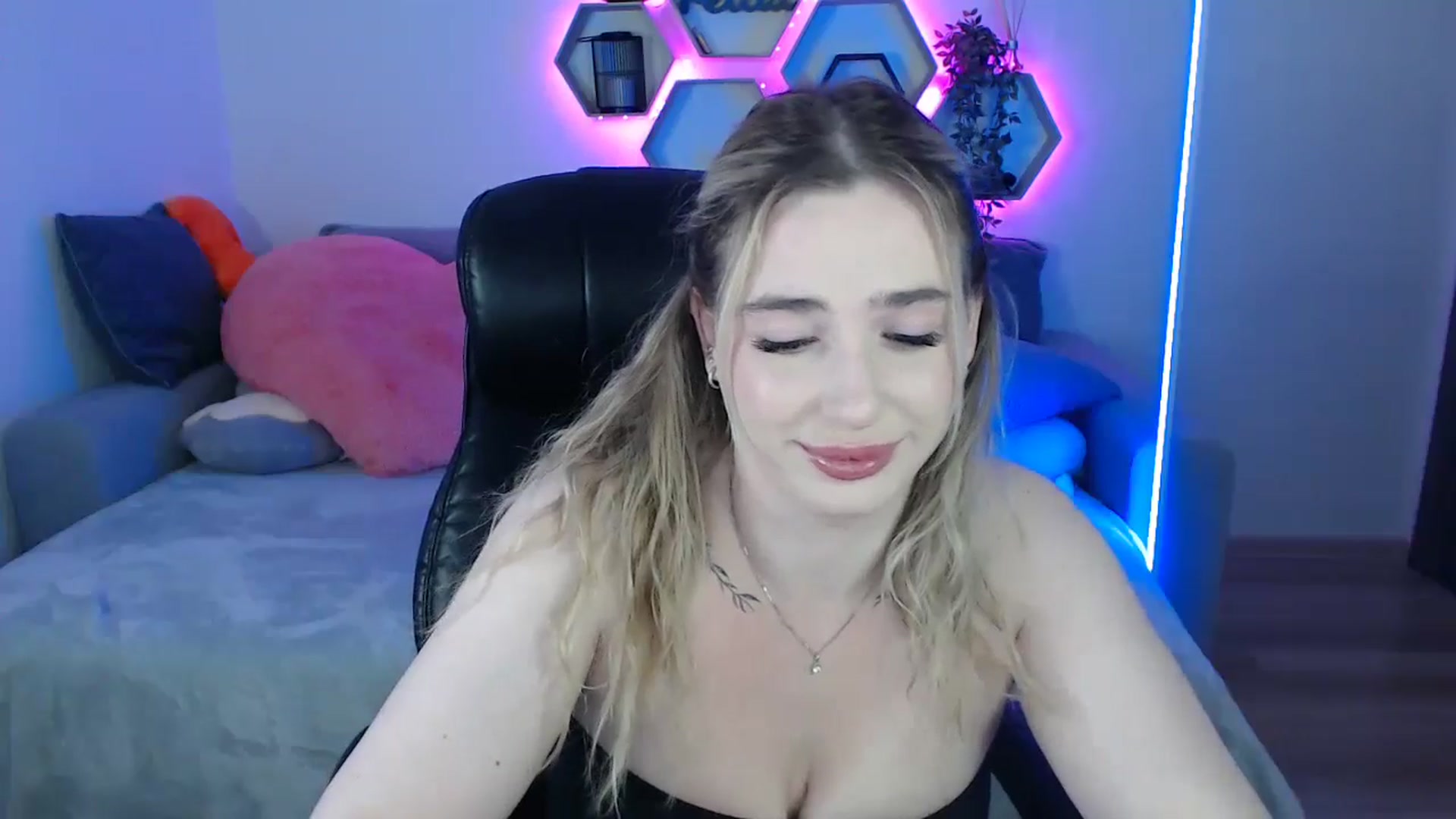 Gallery image thumbnail from SabrinaViolet's myfreecams stream on, 06/29/2025, 08:38 image 20 of 20