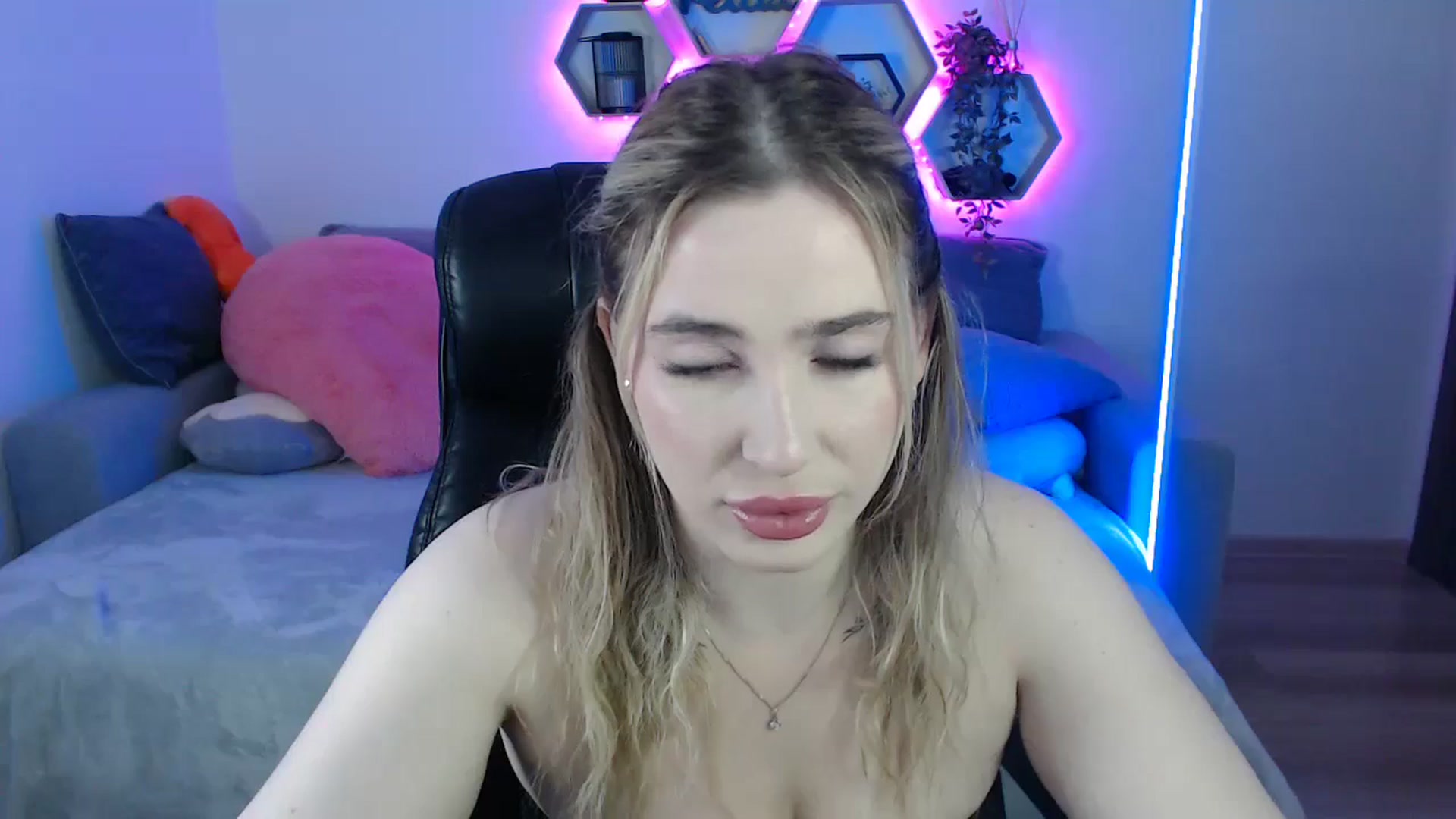 Gallery image thumbnail from SabrinaViolet's myfreecams stream on, 06/29/2025, 08:38 image 12 of 20