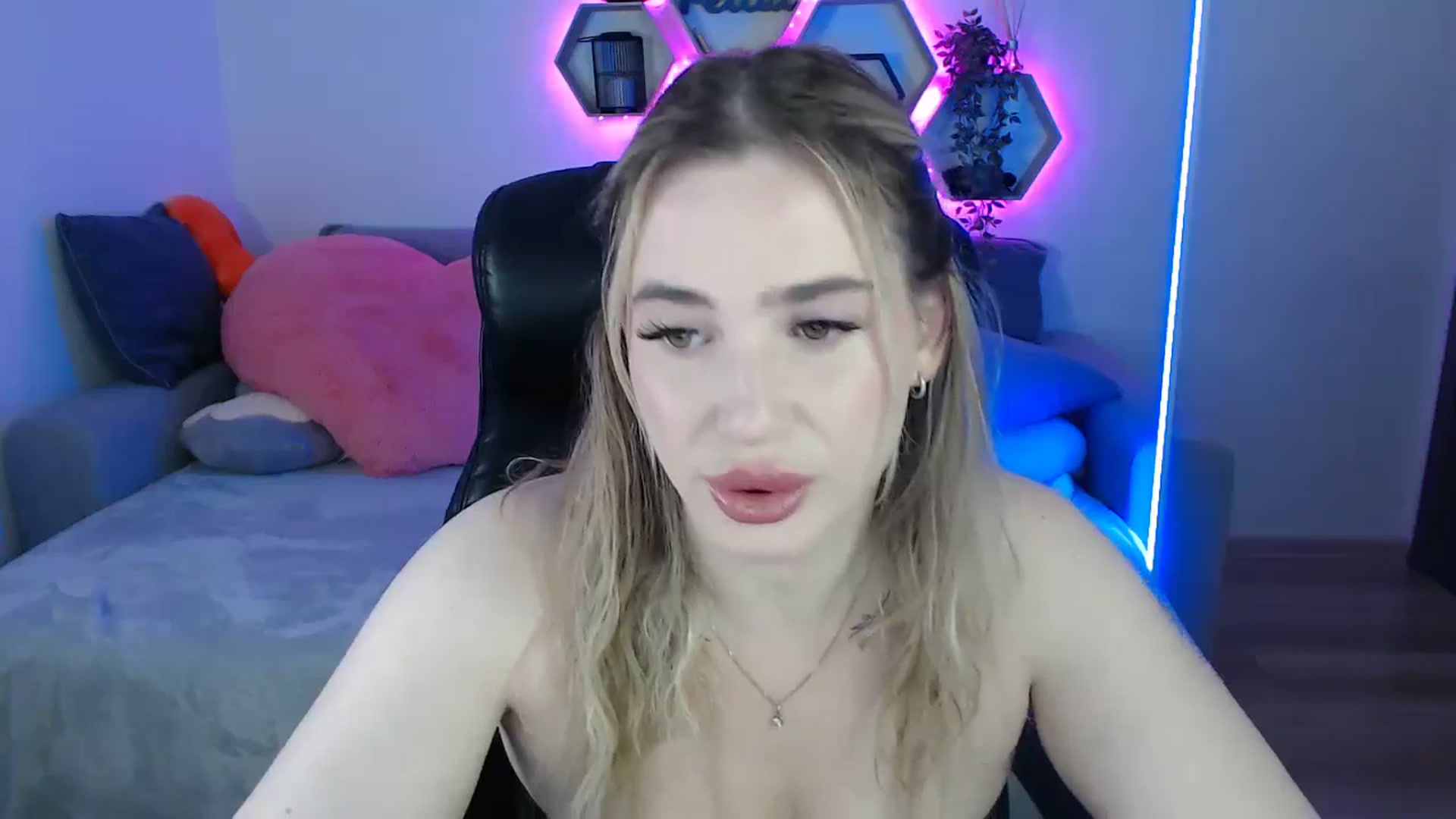 Gallery image thumbnail from SabrinaViolet's myfreecams stream on, 06/29/2025, 08:38 image 11 of 20