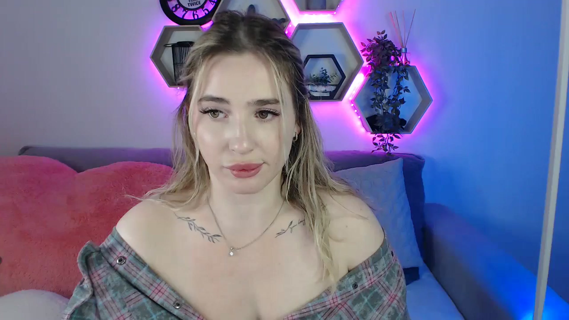 Gallery image thumbnail from SabrinaViolet's myfreecams stream on, 06/29/2025, 13:01 image 19 of 20