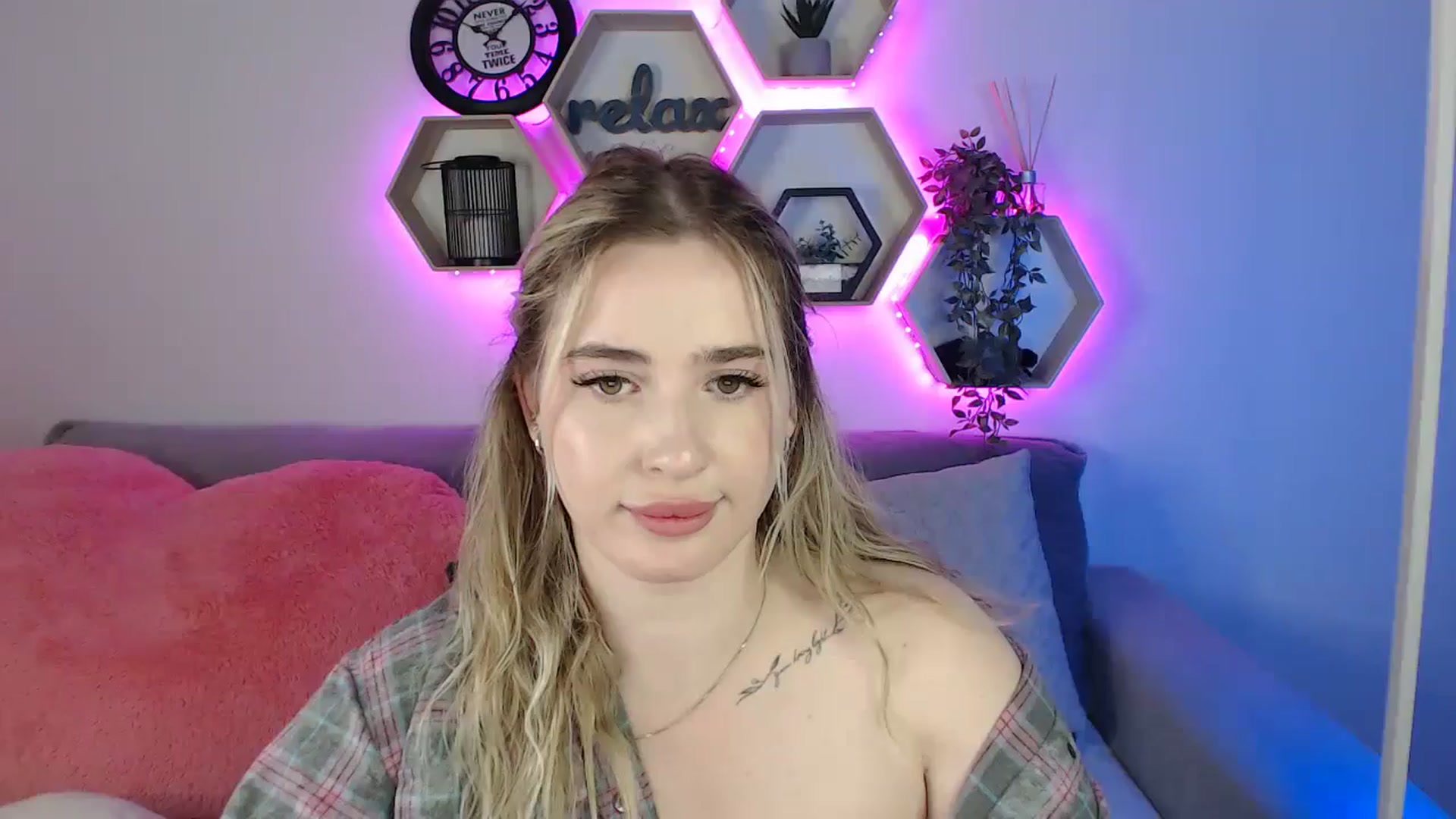 Gallery image thumbnail from SabrinaViolet's myfreecams stream on, 06/29/2025, 13:01 image 14 of 20