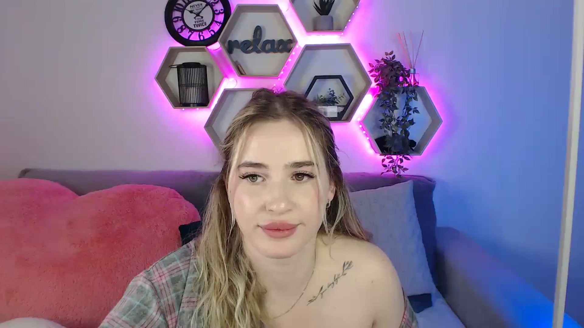 Gallery image thumbnail from SabrinaViolet's myfreecams stream on, 06/29/2025, 13:01 image 12 of 20