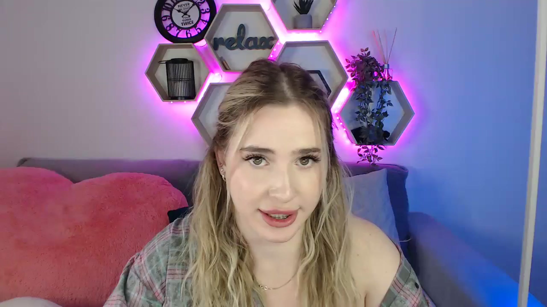 Gallery image thumbnail from SabrinaViolet's myfreecams stream on, 06/29/2025, 13:01 image 4 of 20