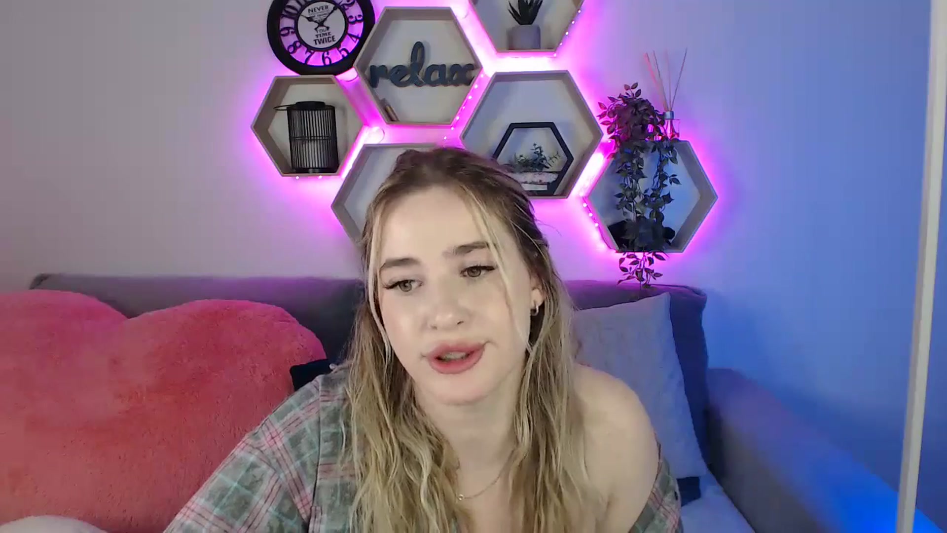 Gallery image thumbnail from SabrinaViolet's myfreecams stream on, 06/29/2025, 13:01 image 5 of 20