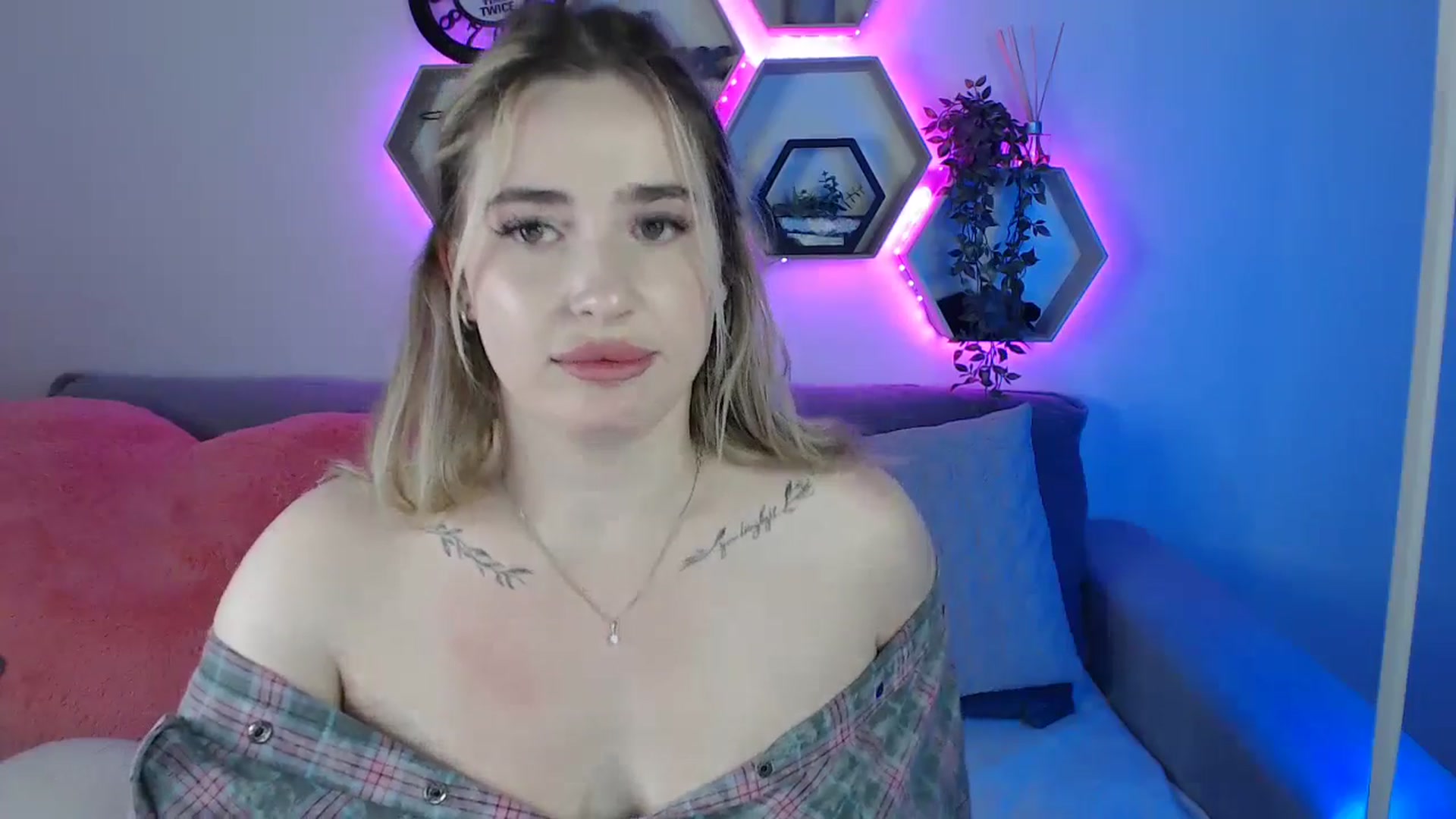 Gallery image thumbnail from SabrinaViolet's myfreecams stream on, 06/29/2025, 13:55 image 14 of 20