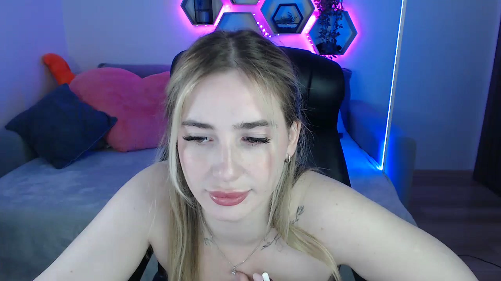 Gallery image thumbnail from SabrinaViolet's myfreecams stream on, 06/30/2025, 09:27 image 17 of 20