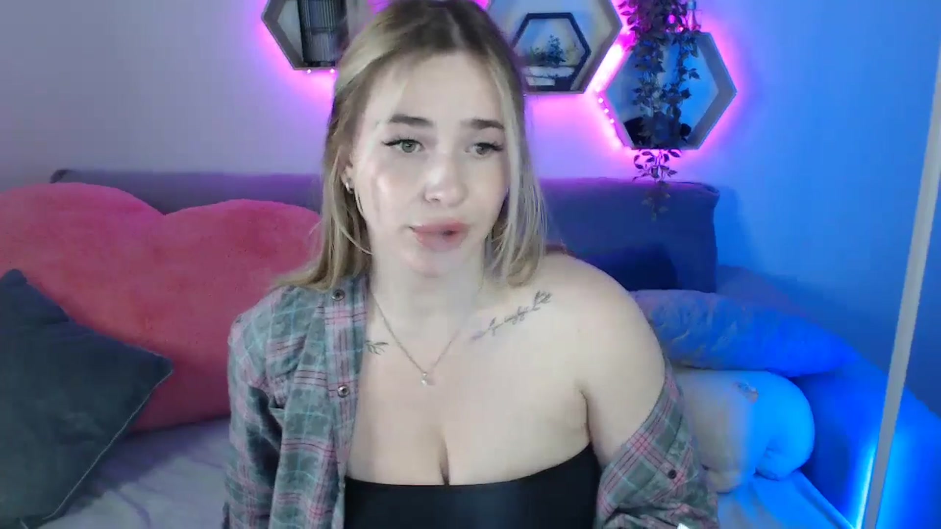 Gallery image thumbnail from SabrinaViolet's myfreecams stream on, 06/30/2025, 13:56 image 8 of 20