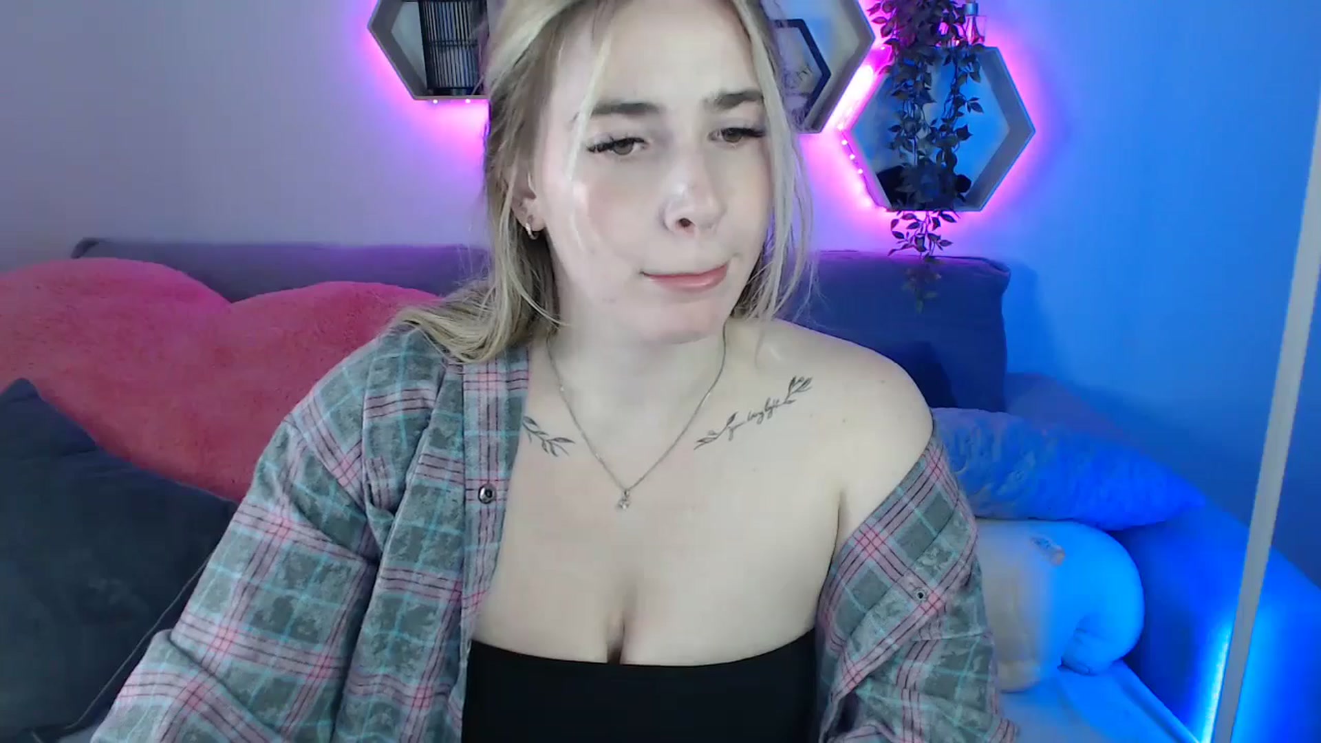 Gallery image thumbnail from SabrinaViolet's myfreecams stream on, 06/30/2025, 13:56 image 3 of 20