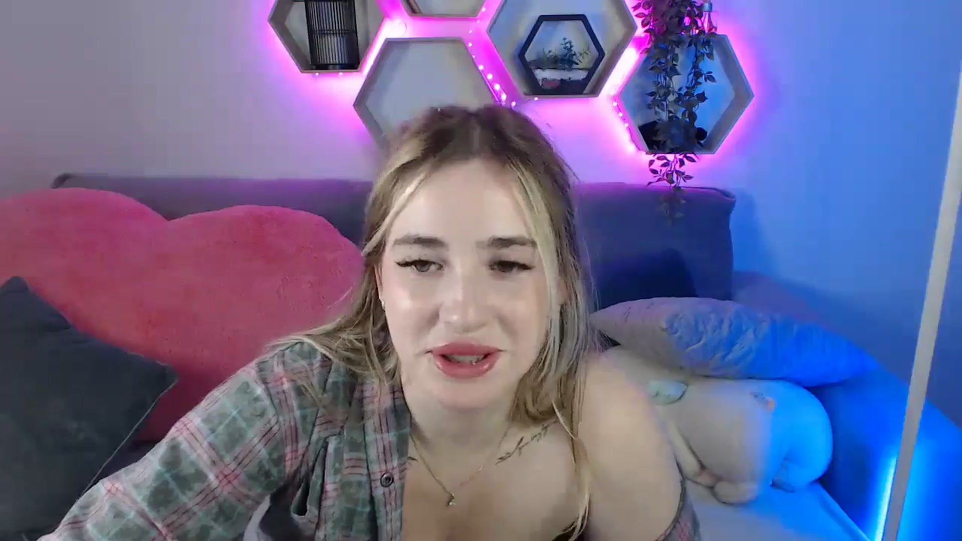 Gallery image thumbnail from SabrinaViolet's myfreecams stream on, 06/30/2025, 13:56 image 19 of 20